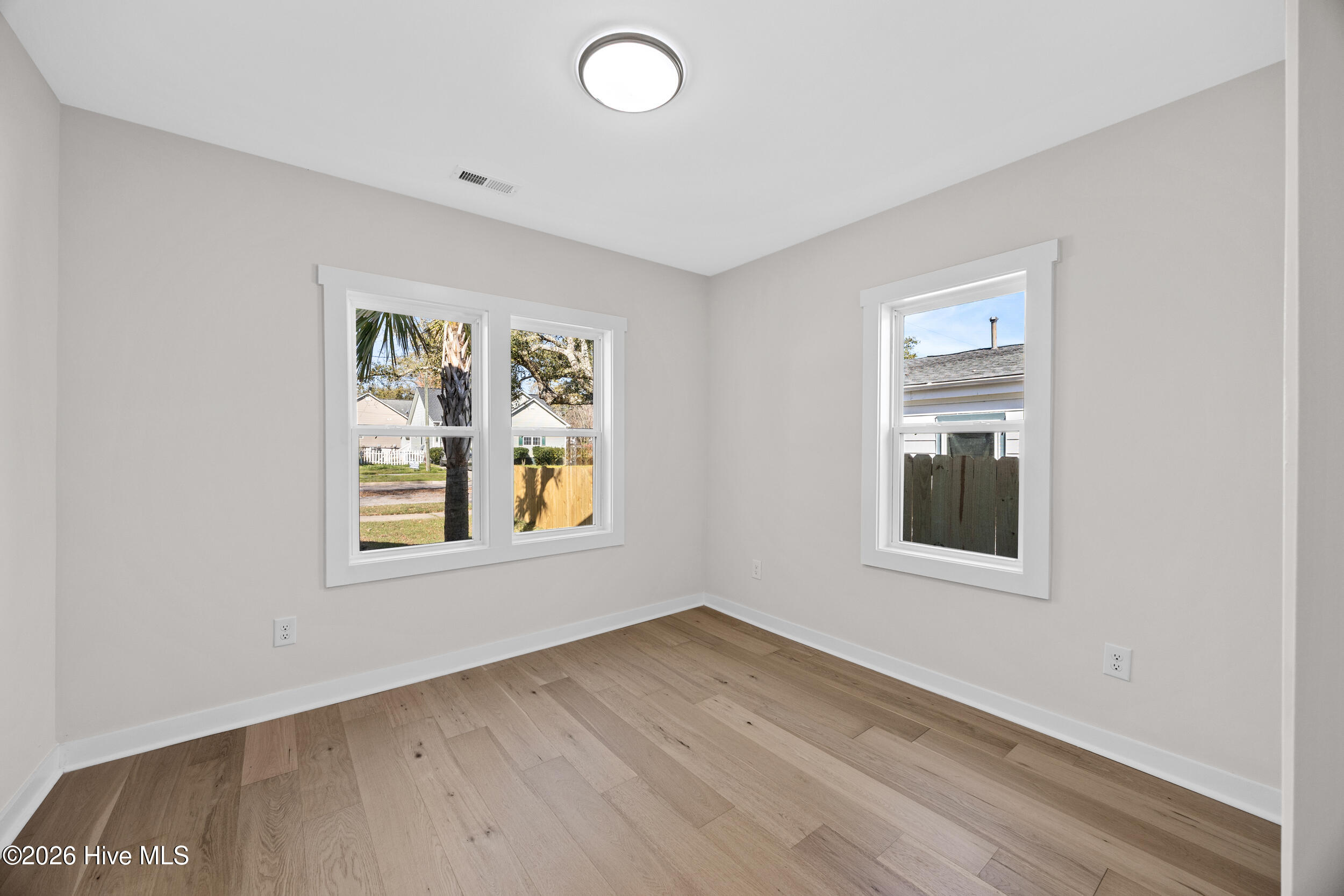 100561415 | Photo 14