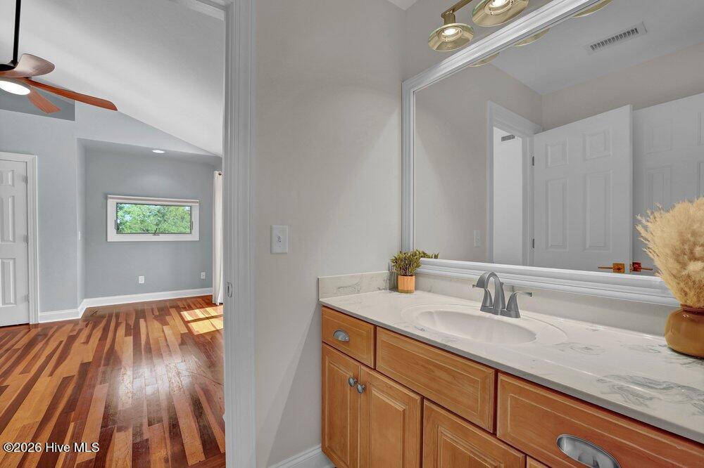 100569343 | Photo 30