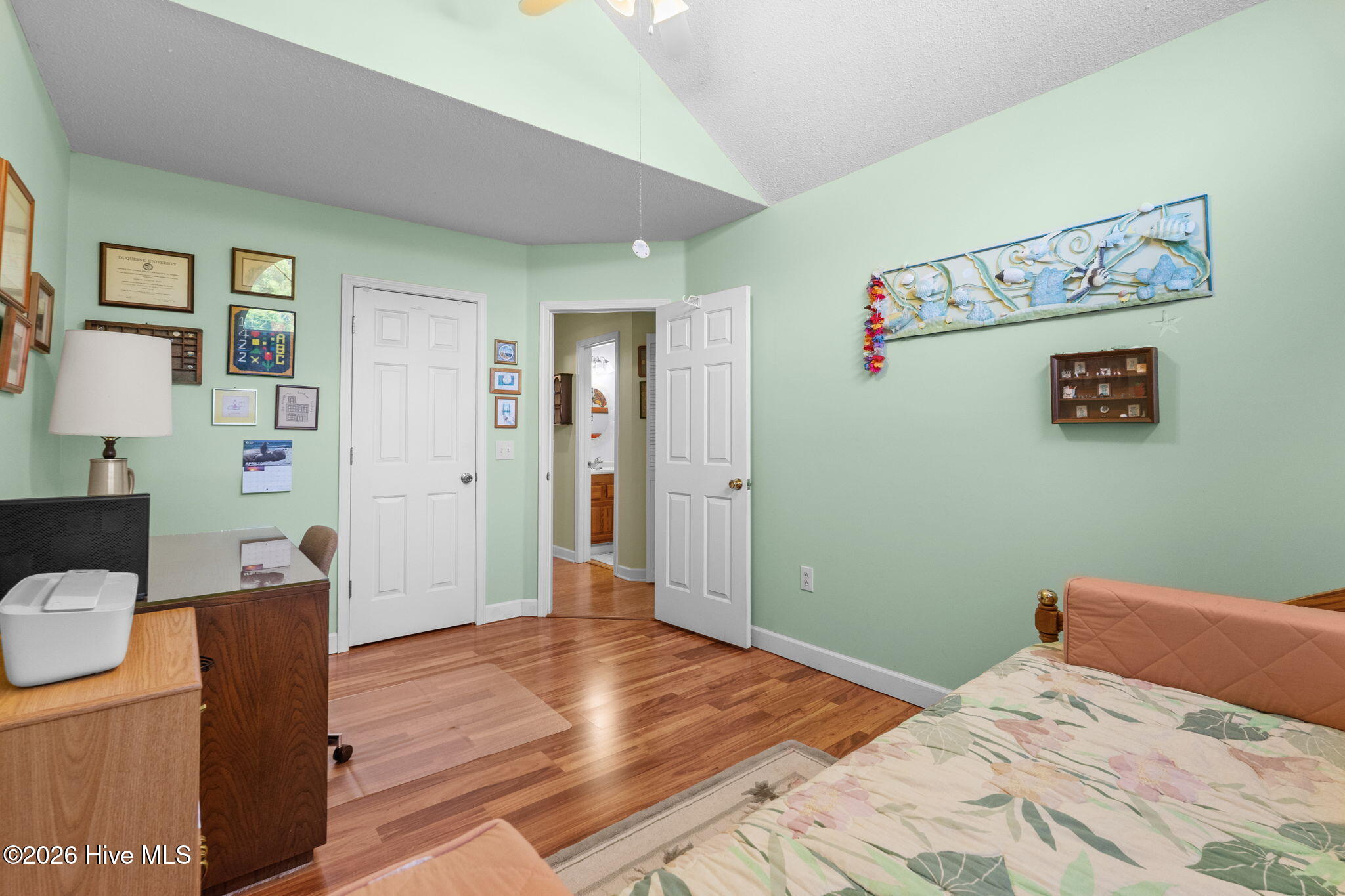 100568213 | Photo 33