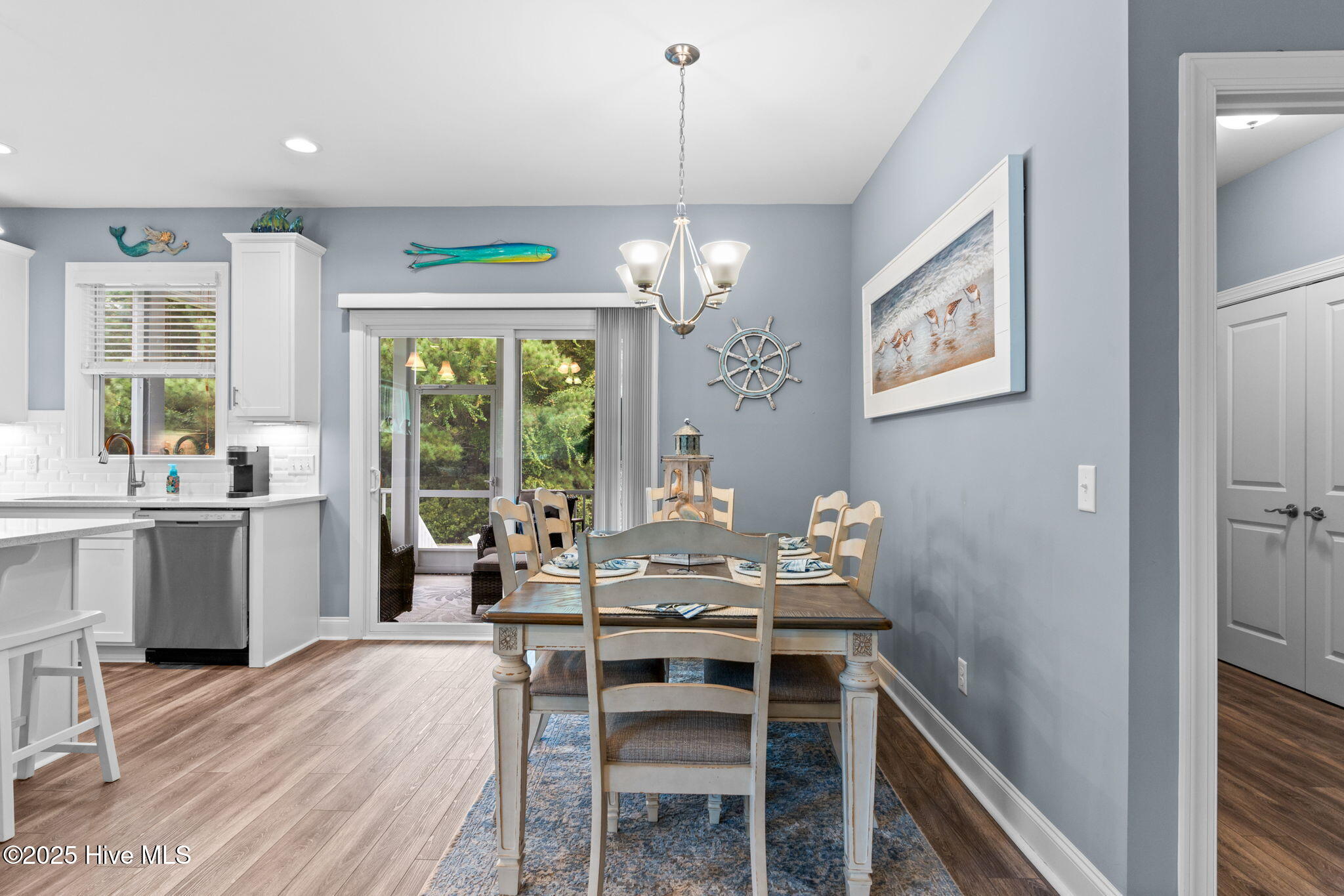 100530227 | Photo 24