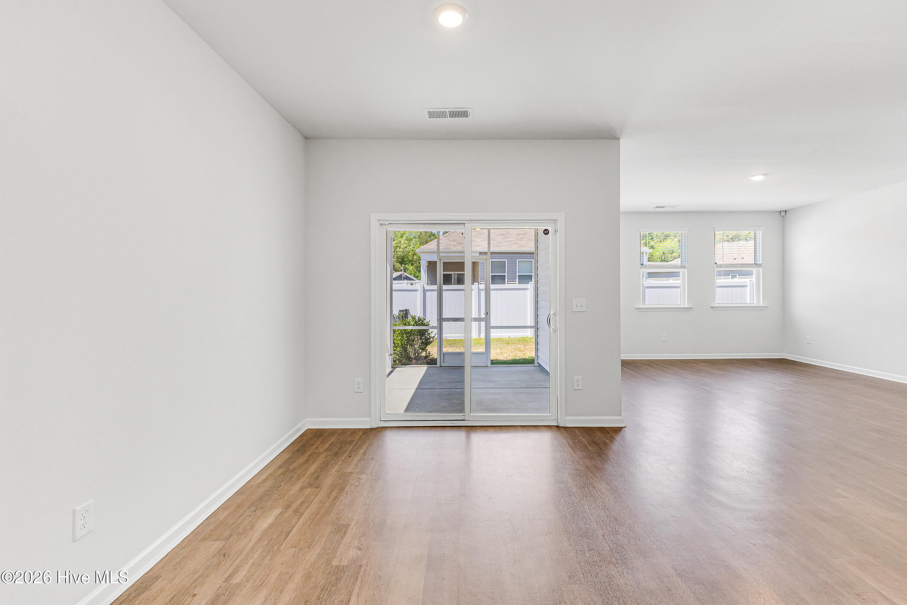 100521011 | Photo 15