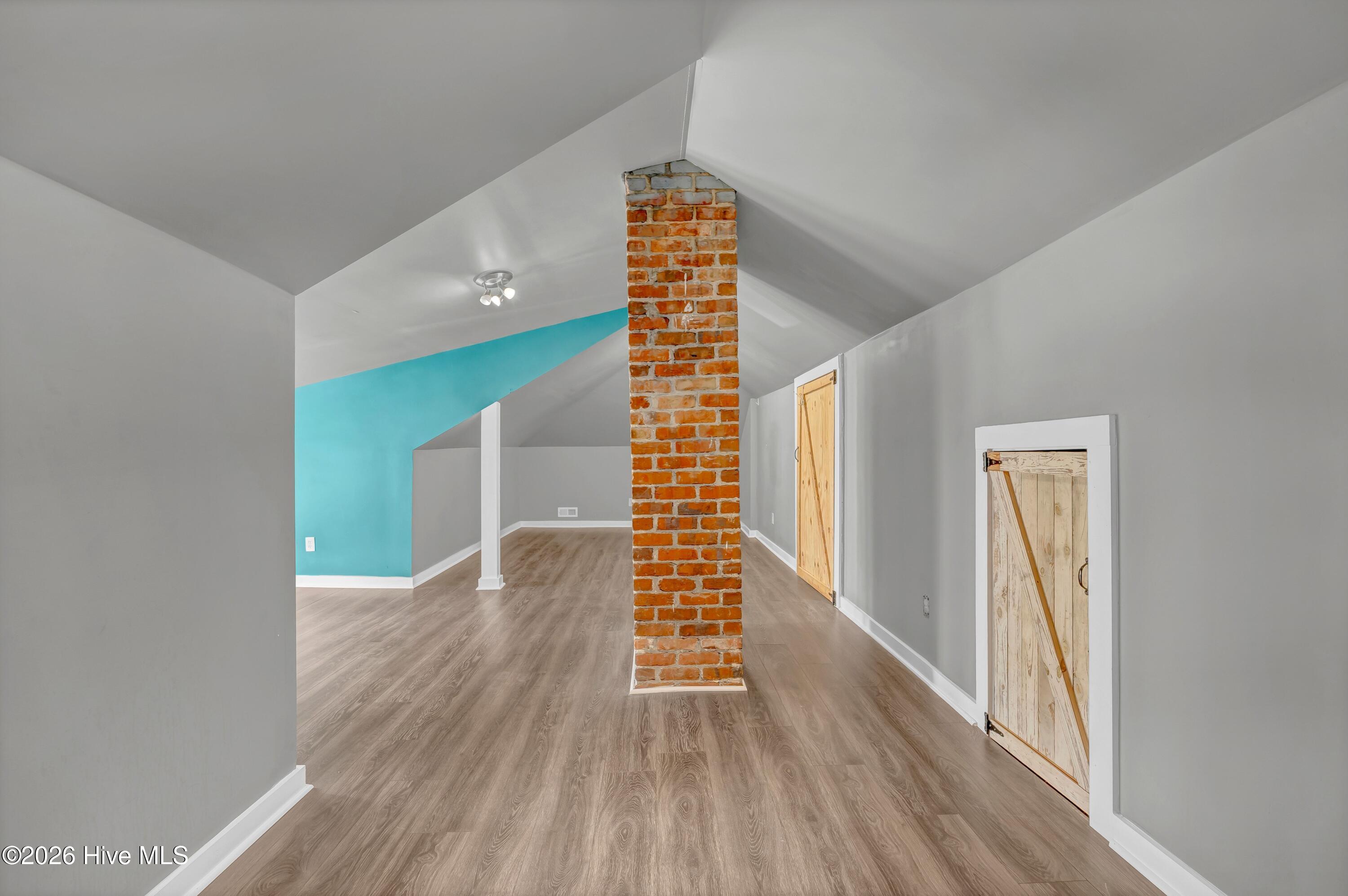 100565341 | Photo 24