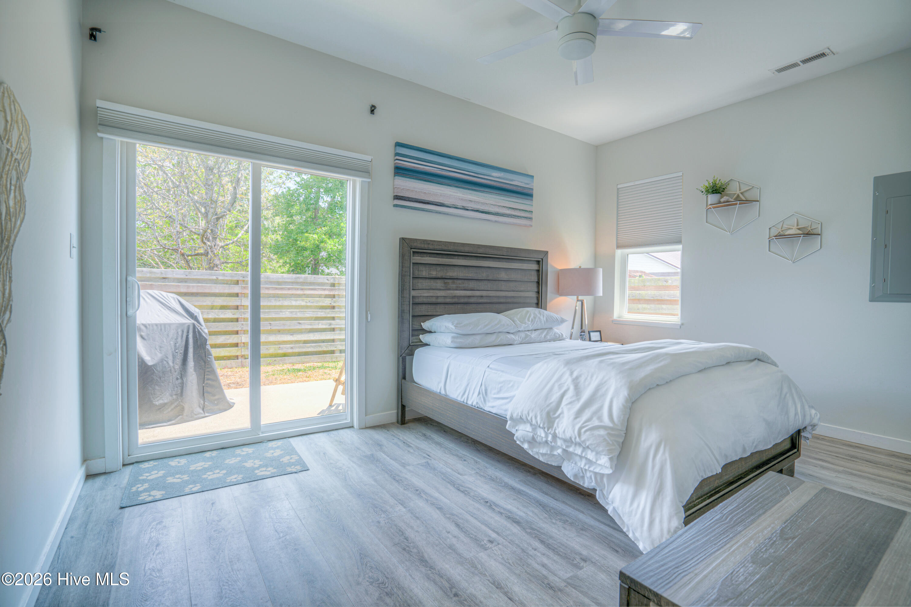 100569928 | Photo 14