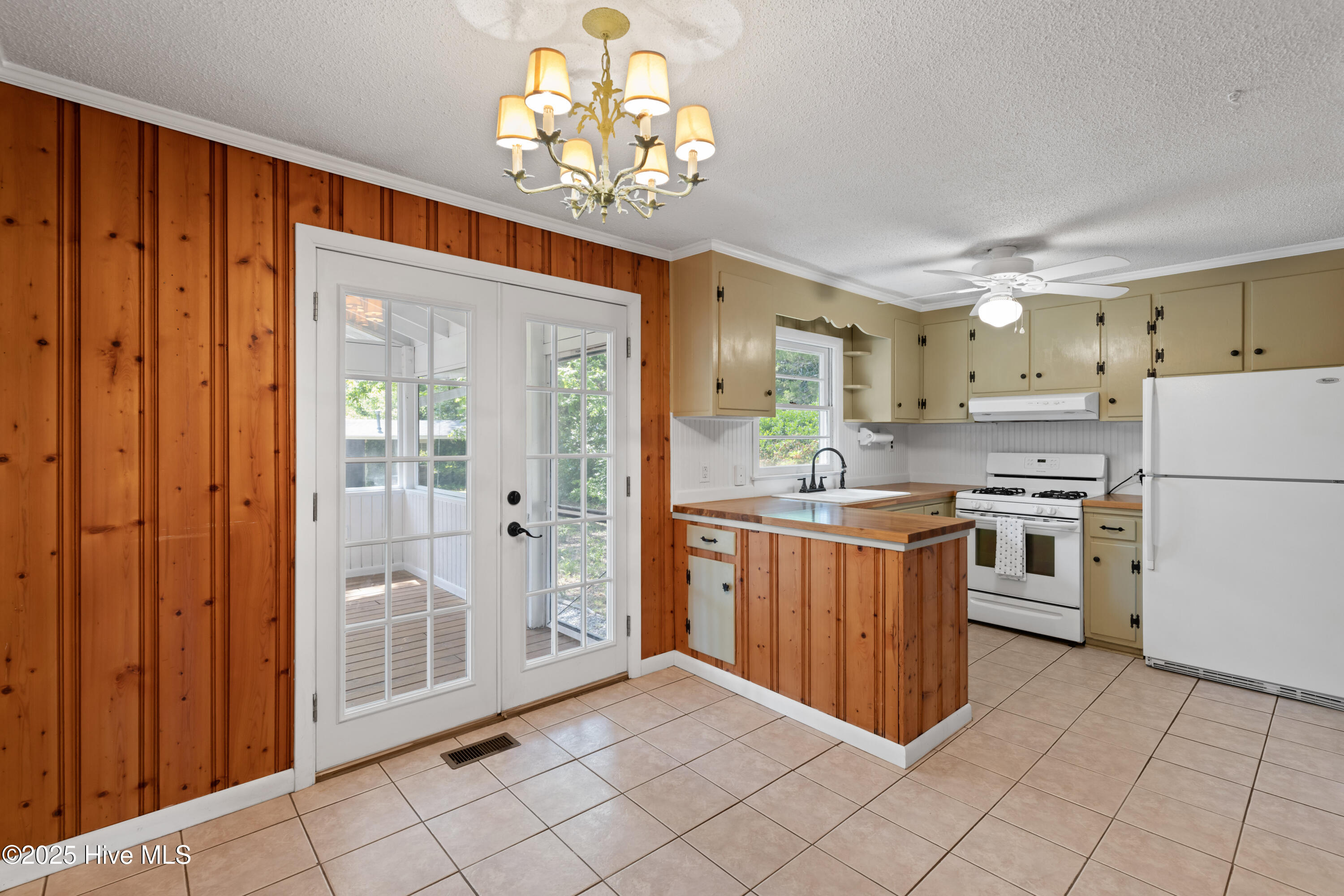 100548409 | Photo 15