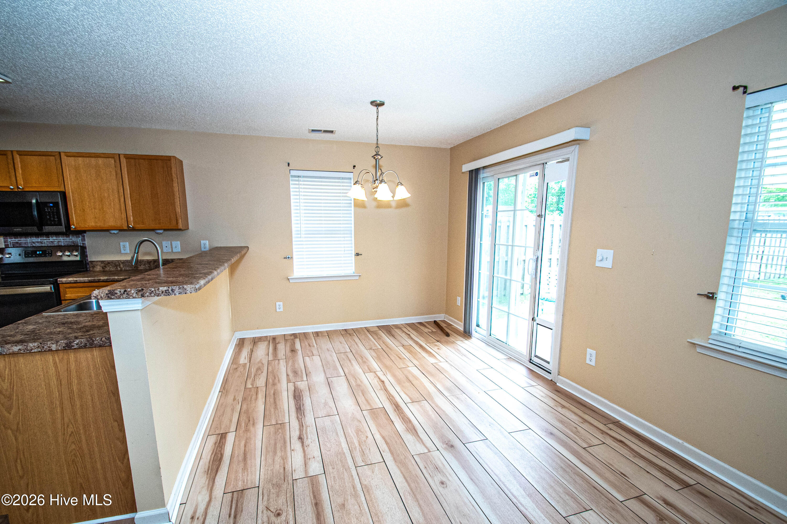 100567931 | Photo 21