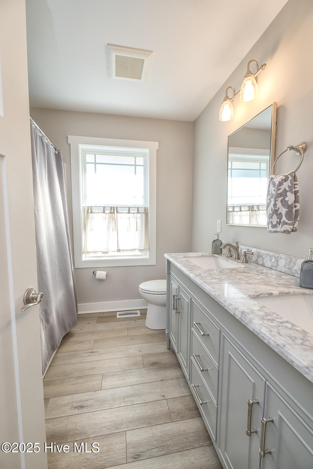 100545205 | Photo 41