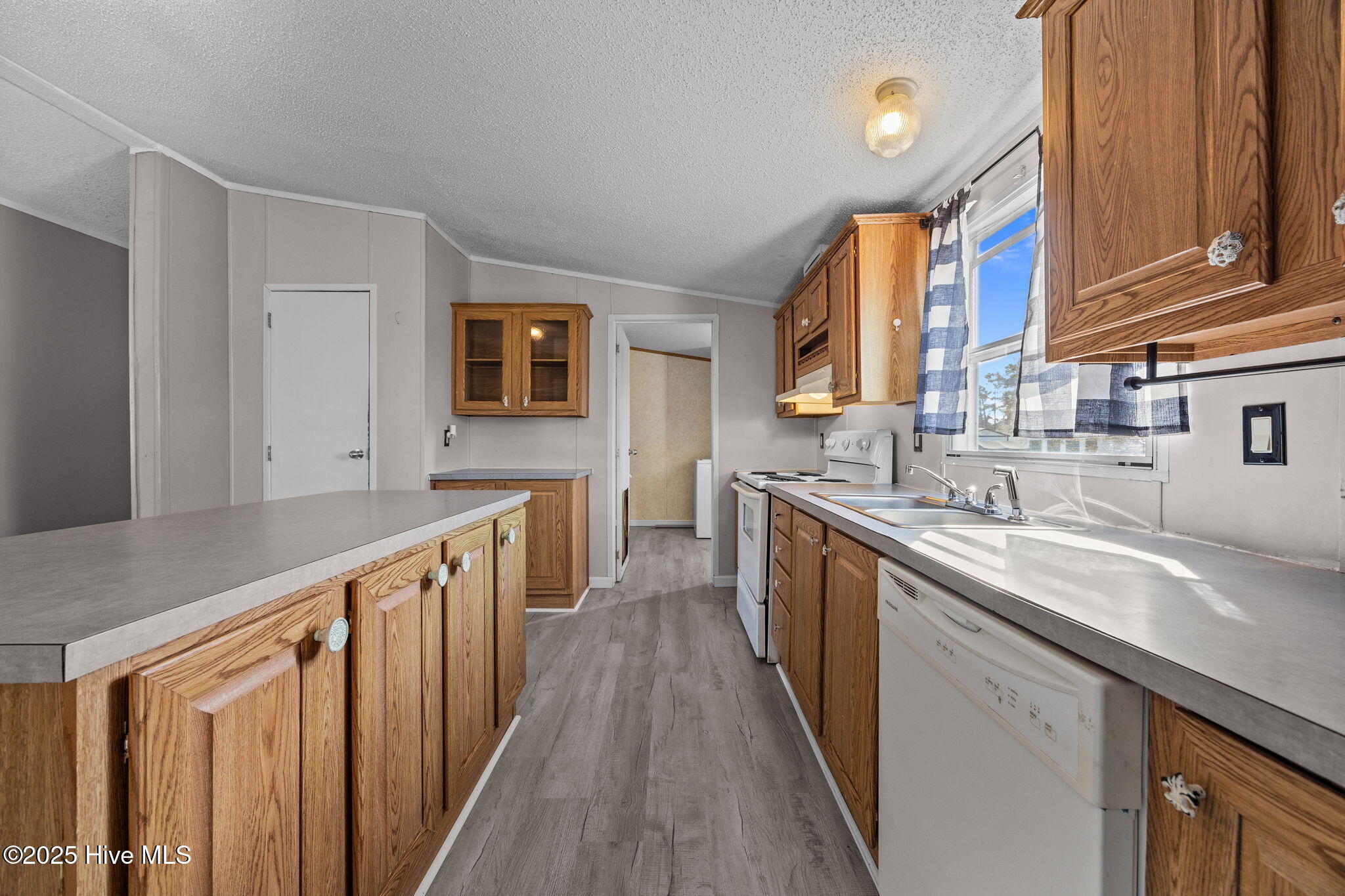 100546042 | Photo 15