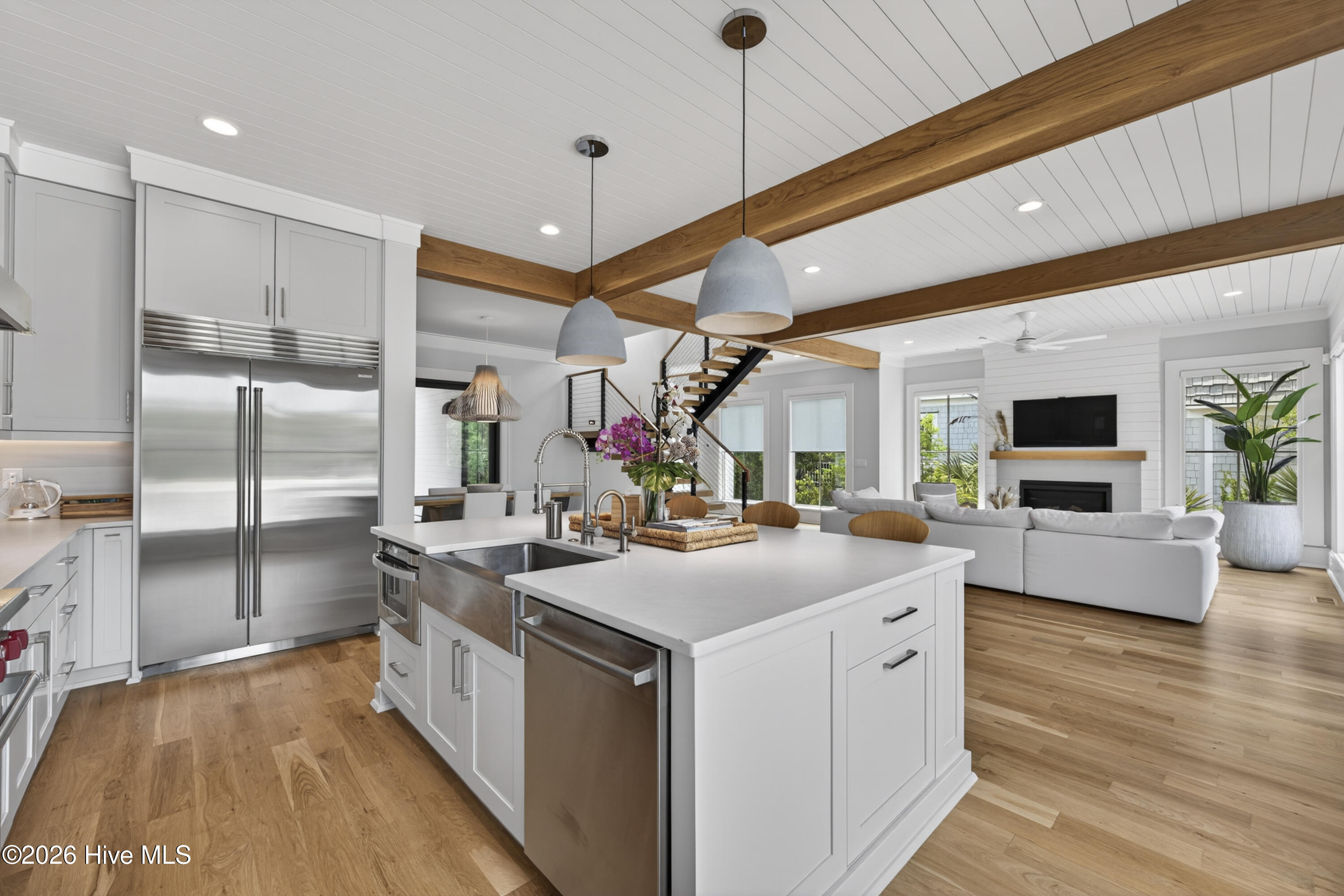 100566186 | Photo 18