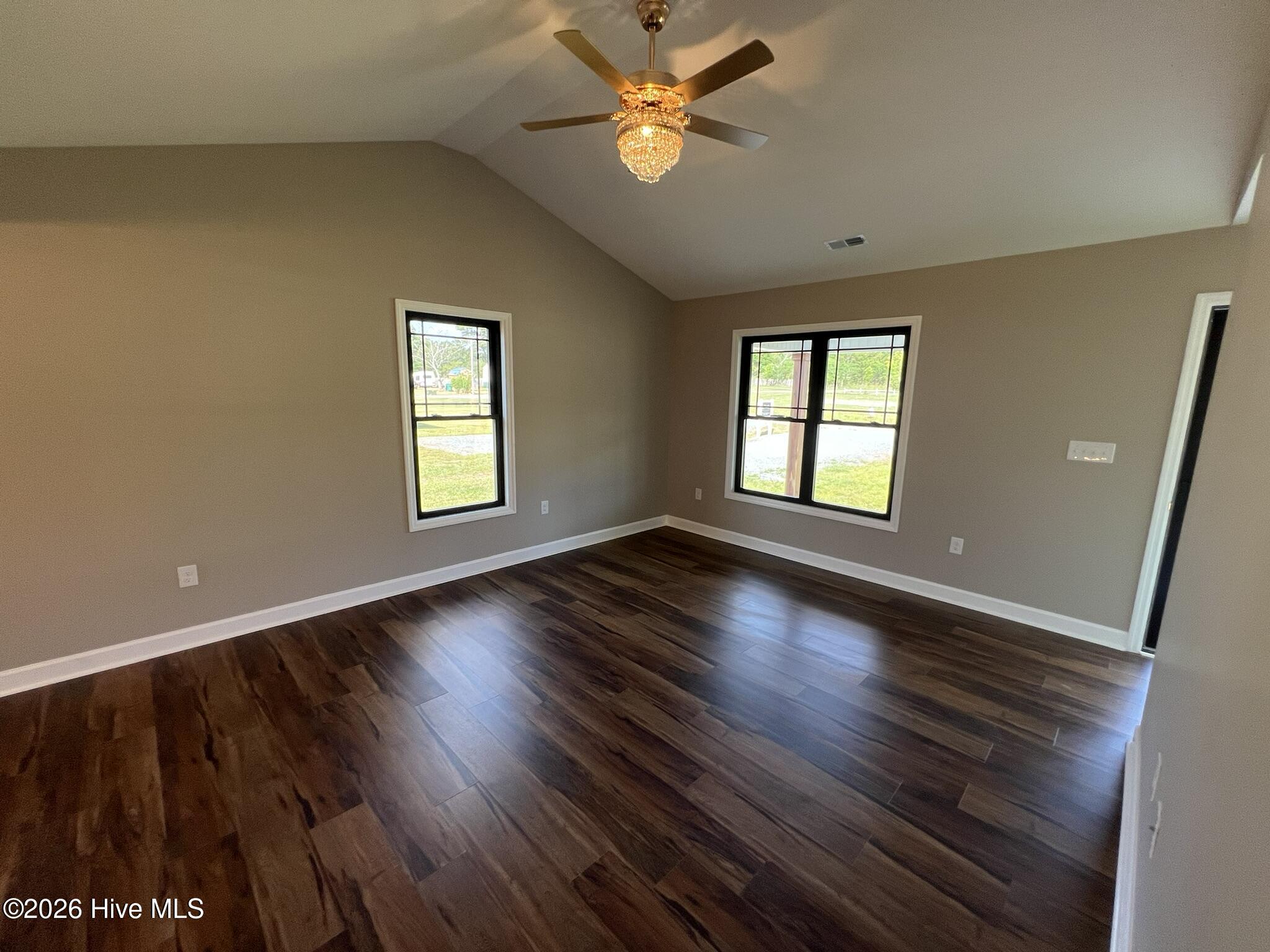 100569218 | Photo 12