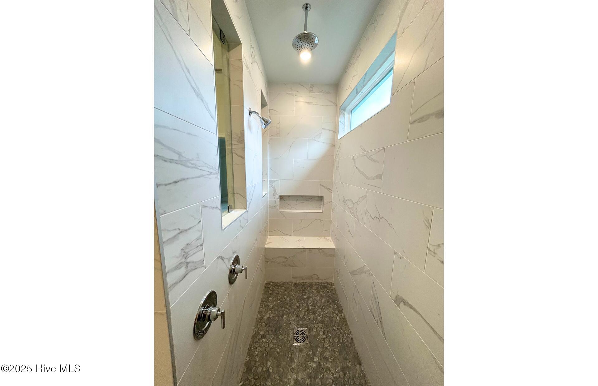 100502928 | Photo 15