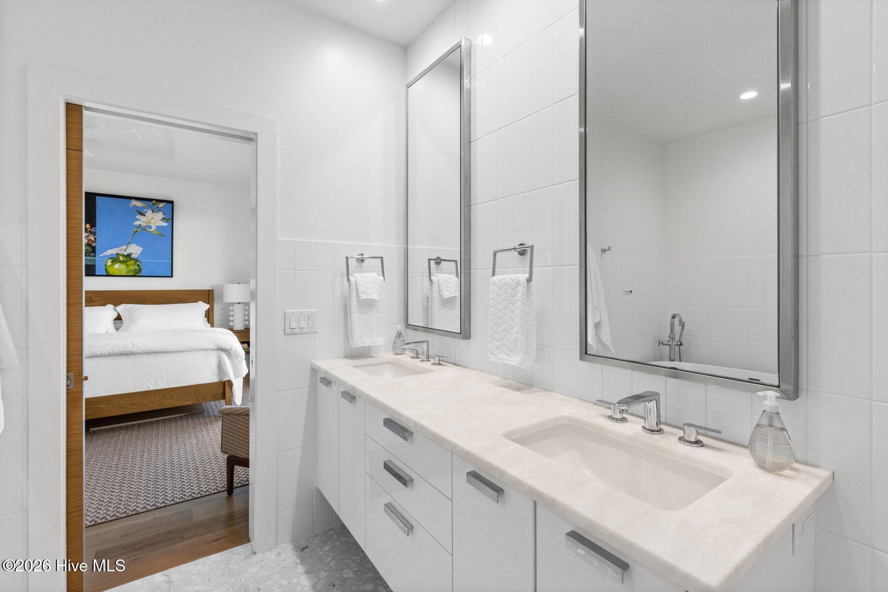 100560851 | Photo 26