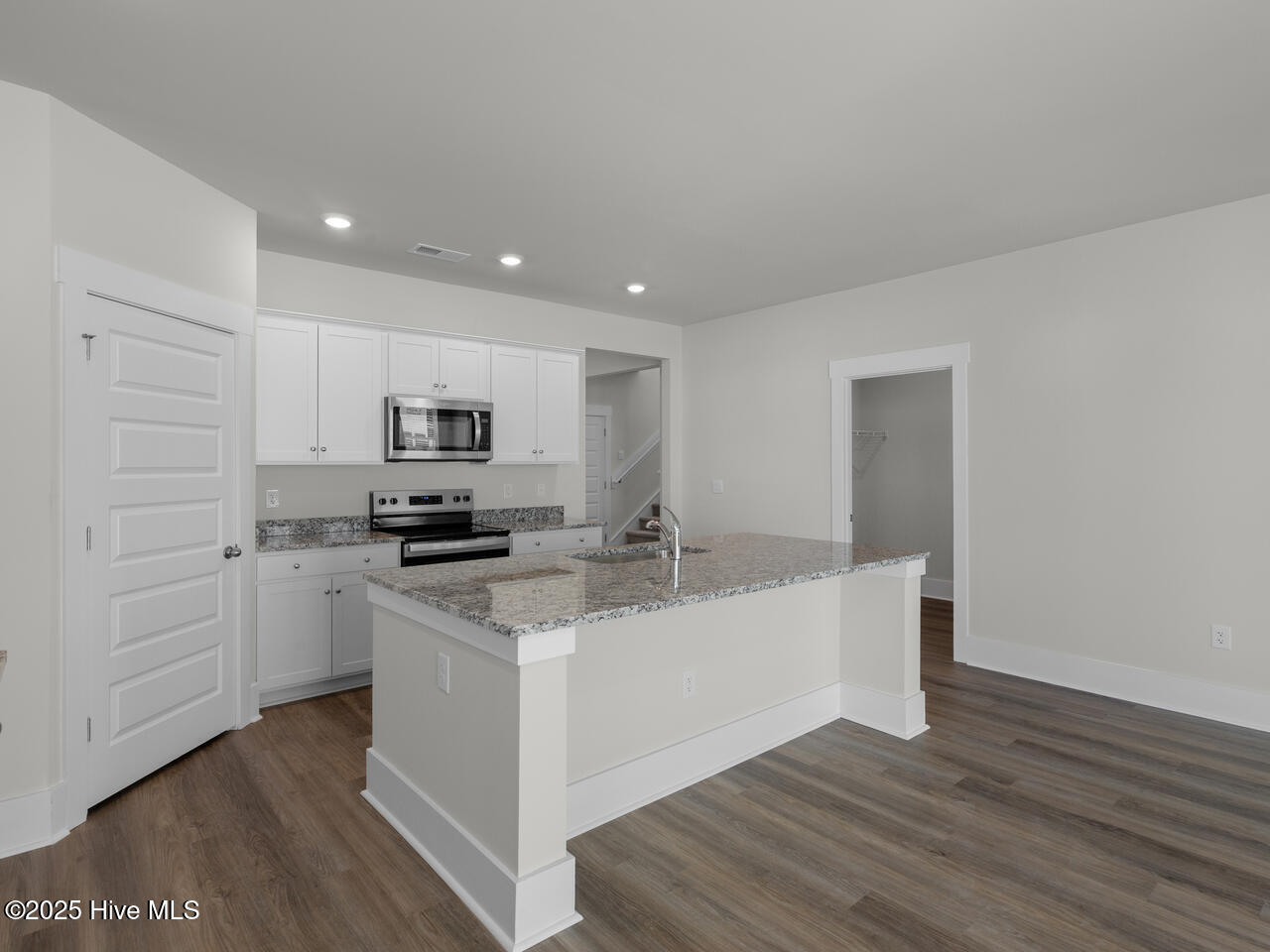 100556924 | Photo 10