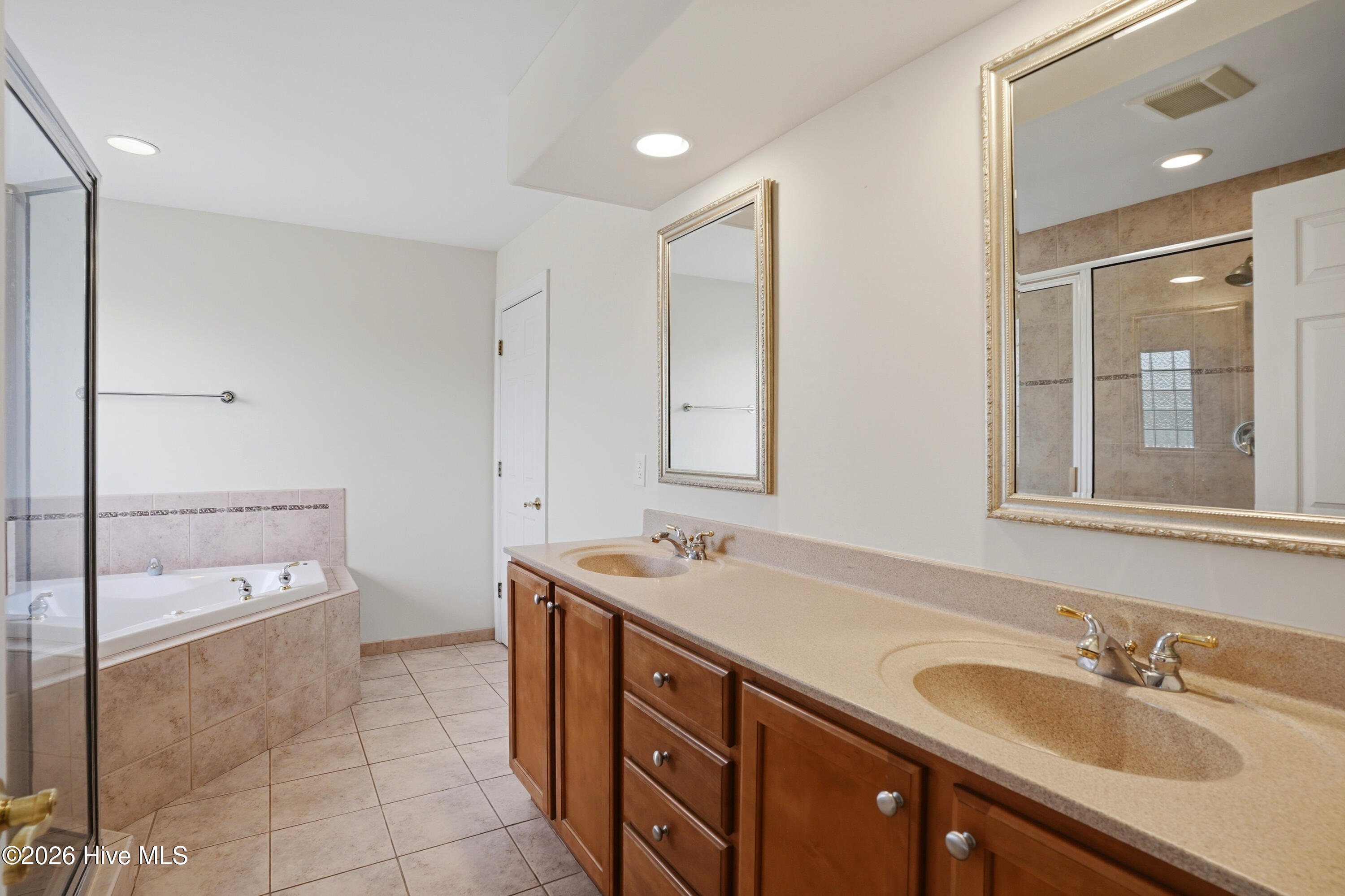 100562677 | Photo 22