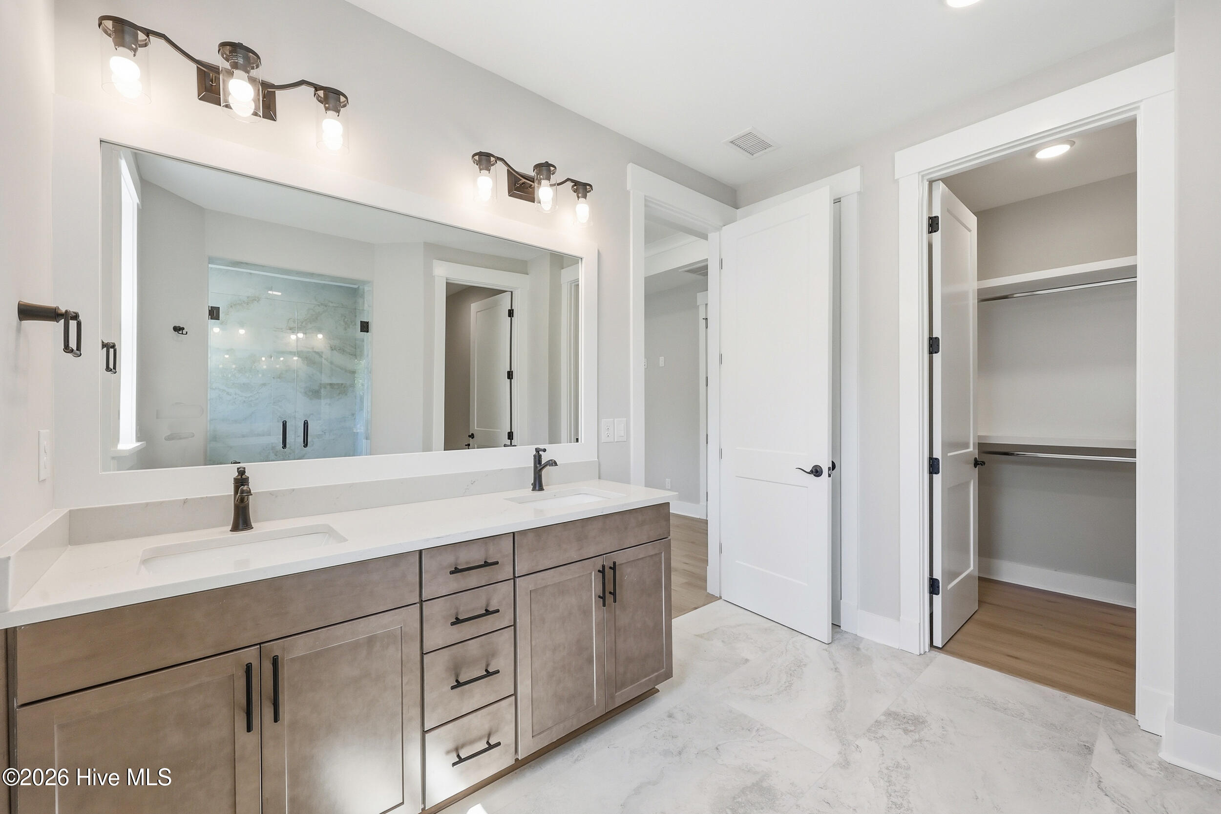 100551665 | Photo 27