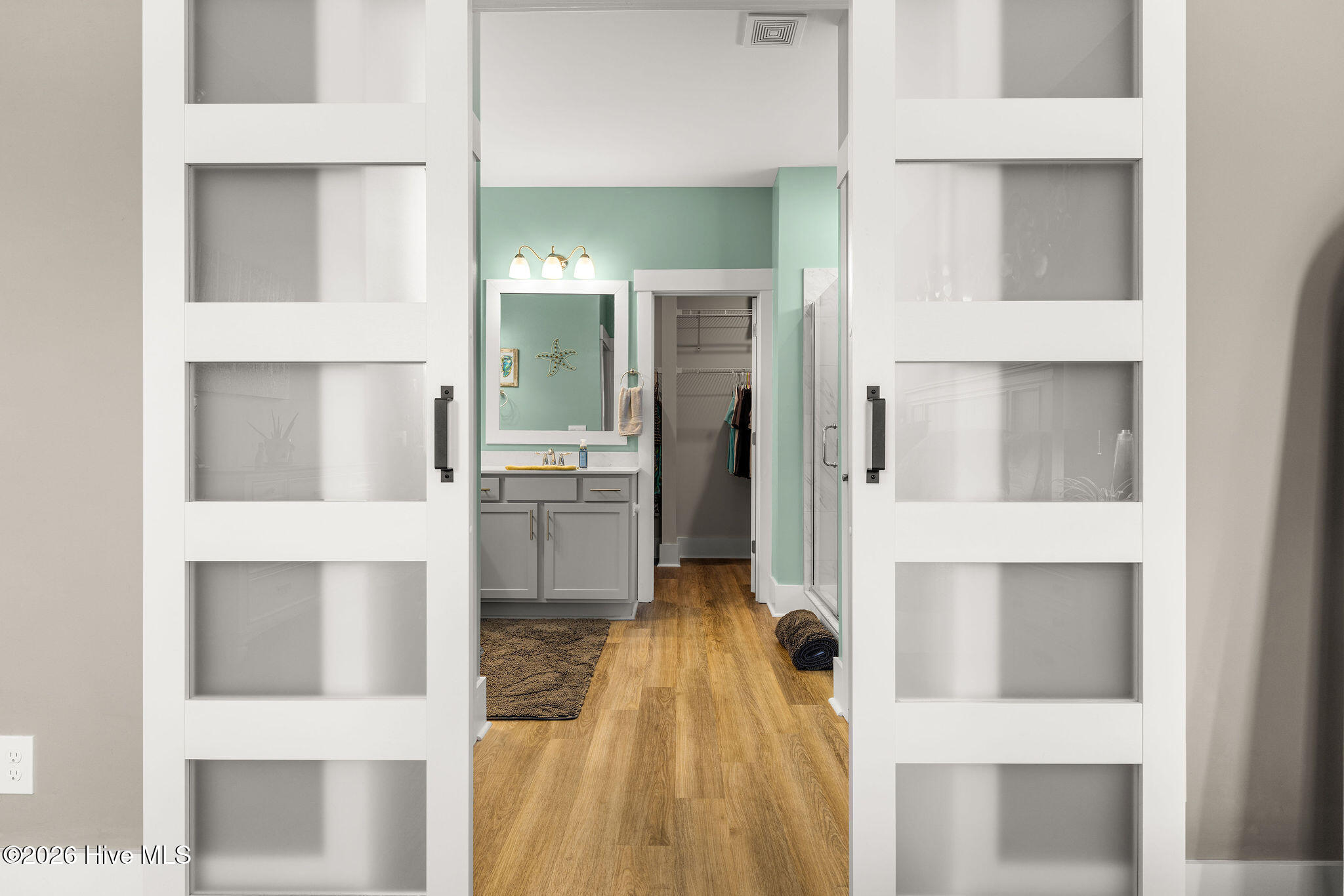 100554003 | Photo 35