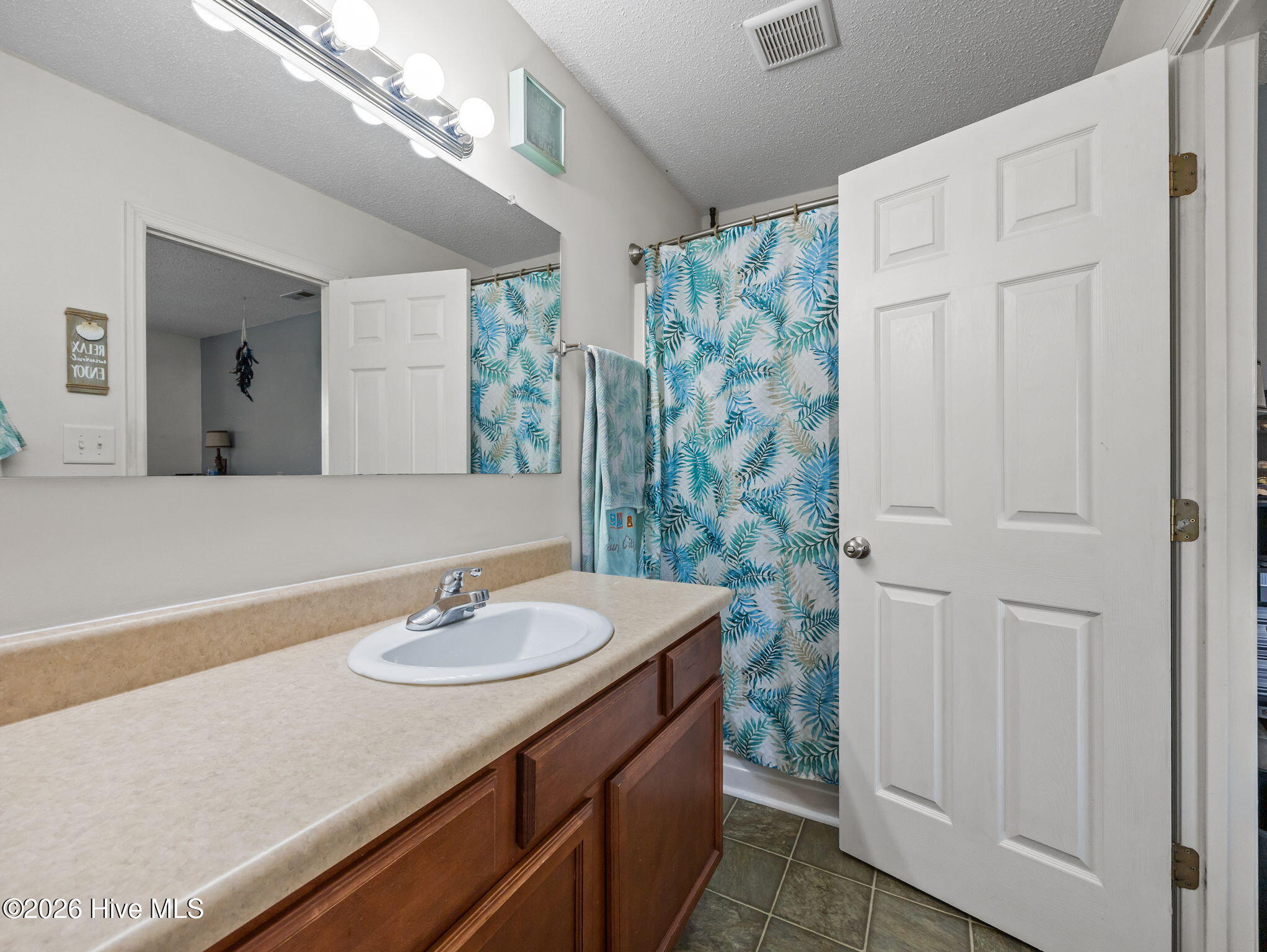 100568127 | Photo 25