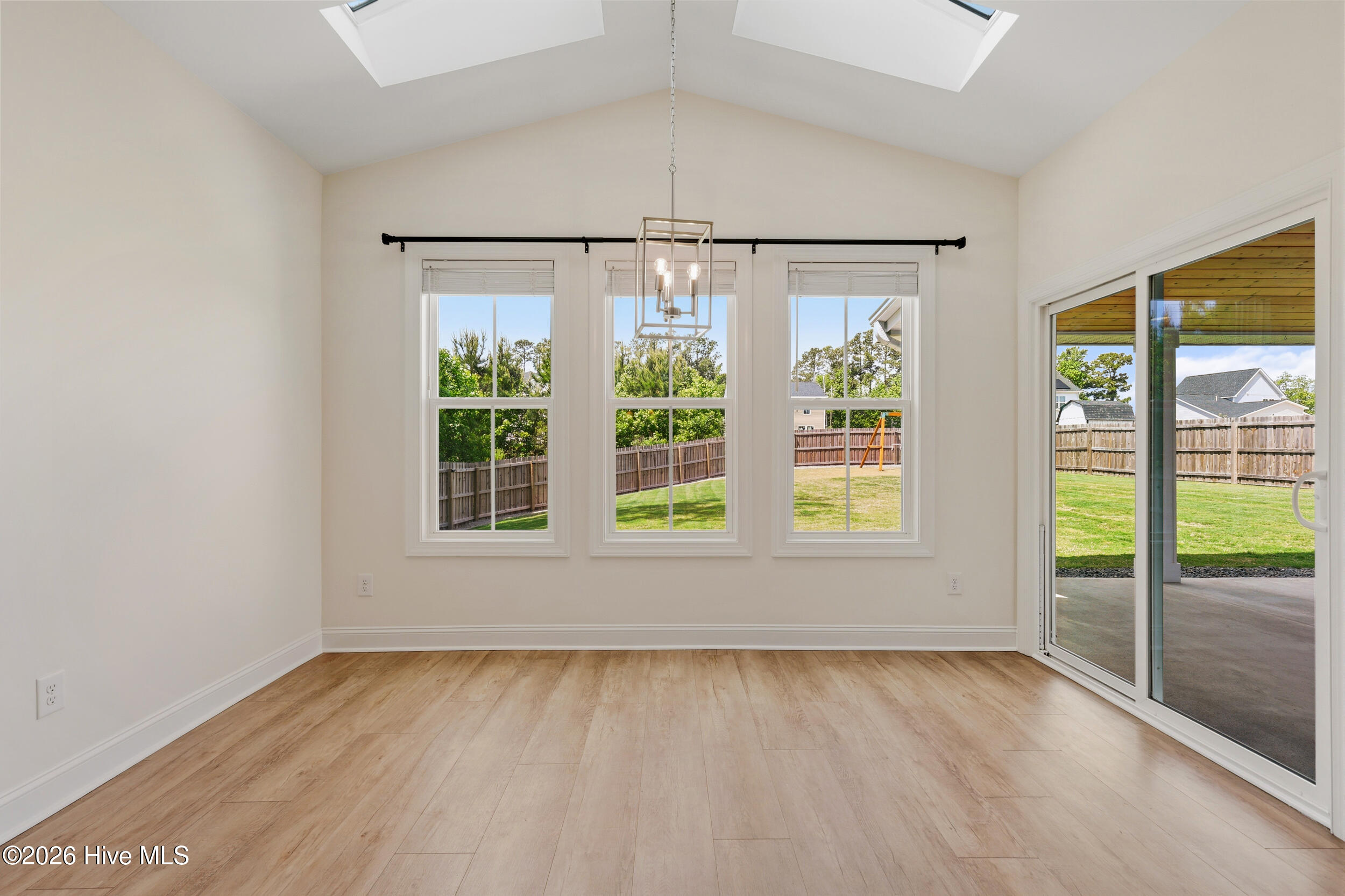 100570629 | Photo 24