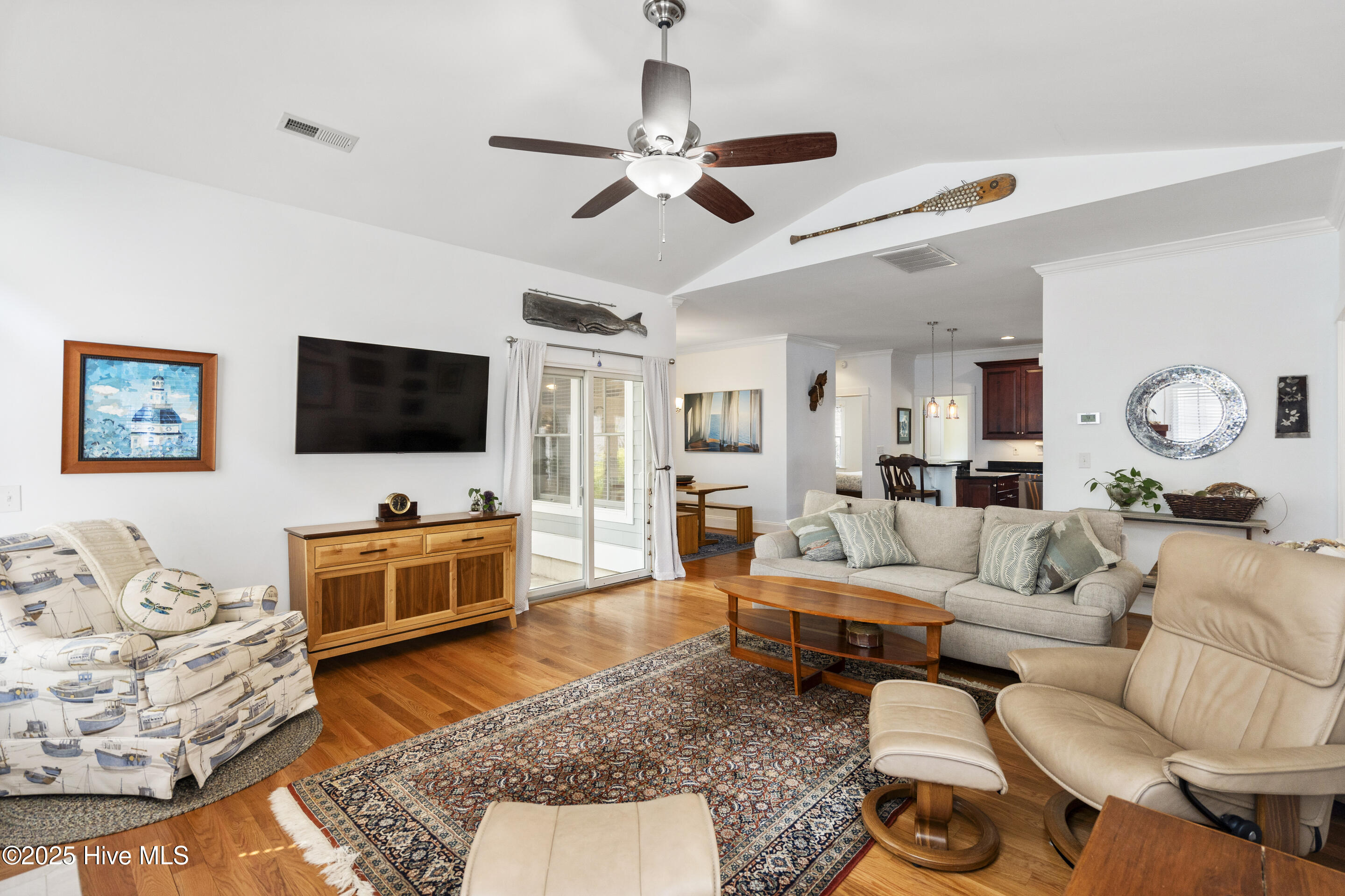 100545789 | Photo 19