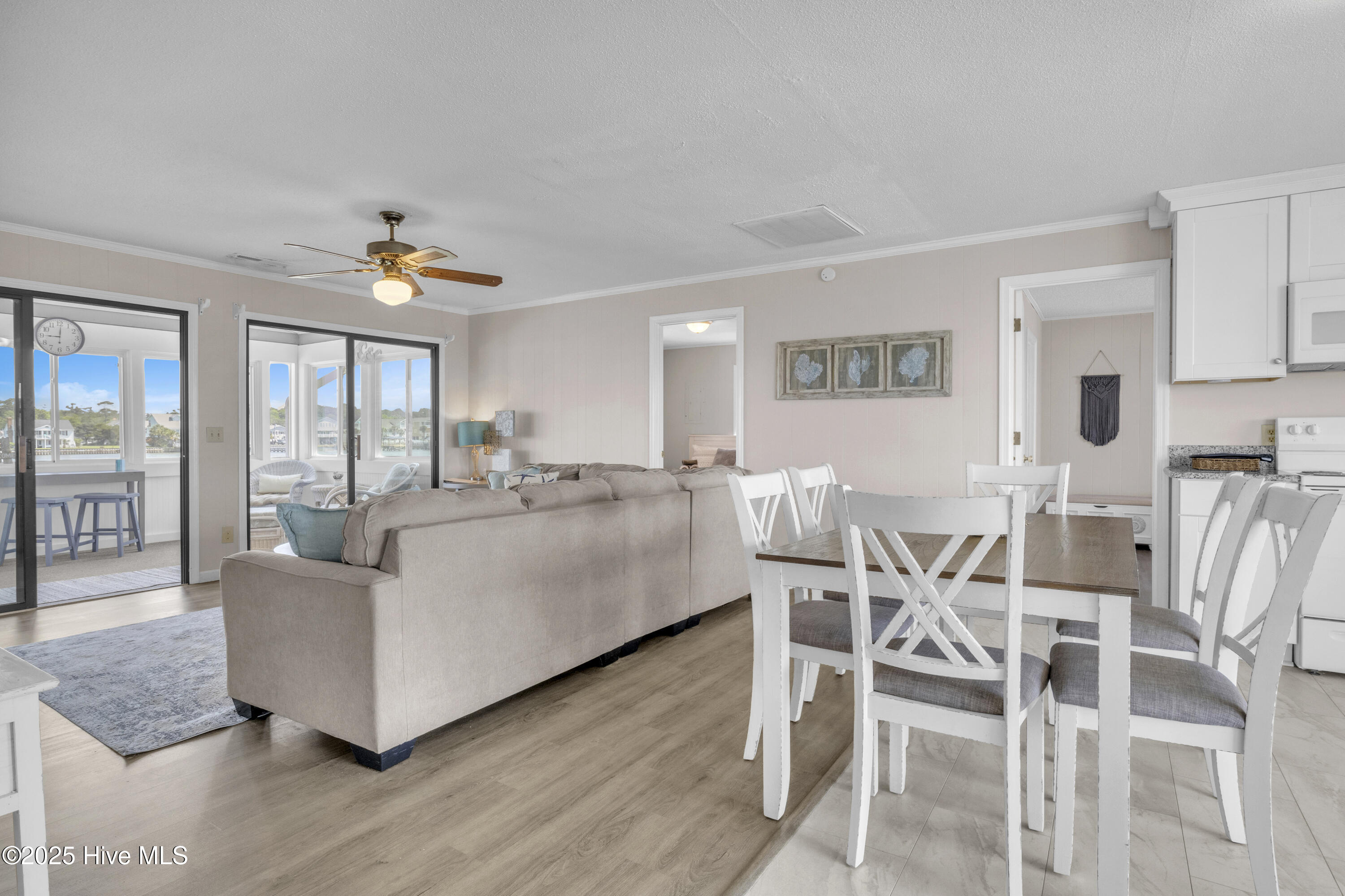 100545312 | Photo 11