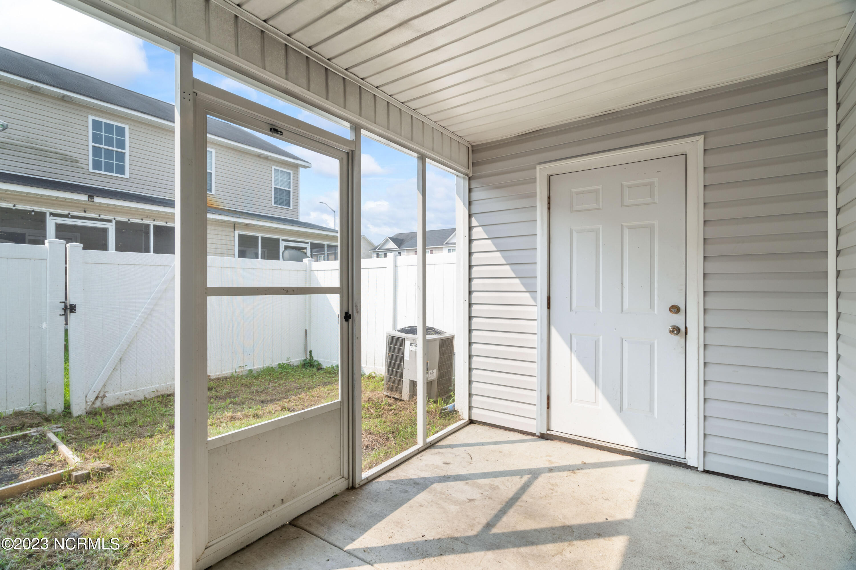 100559780 | Photo 24