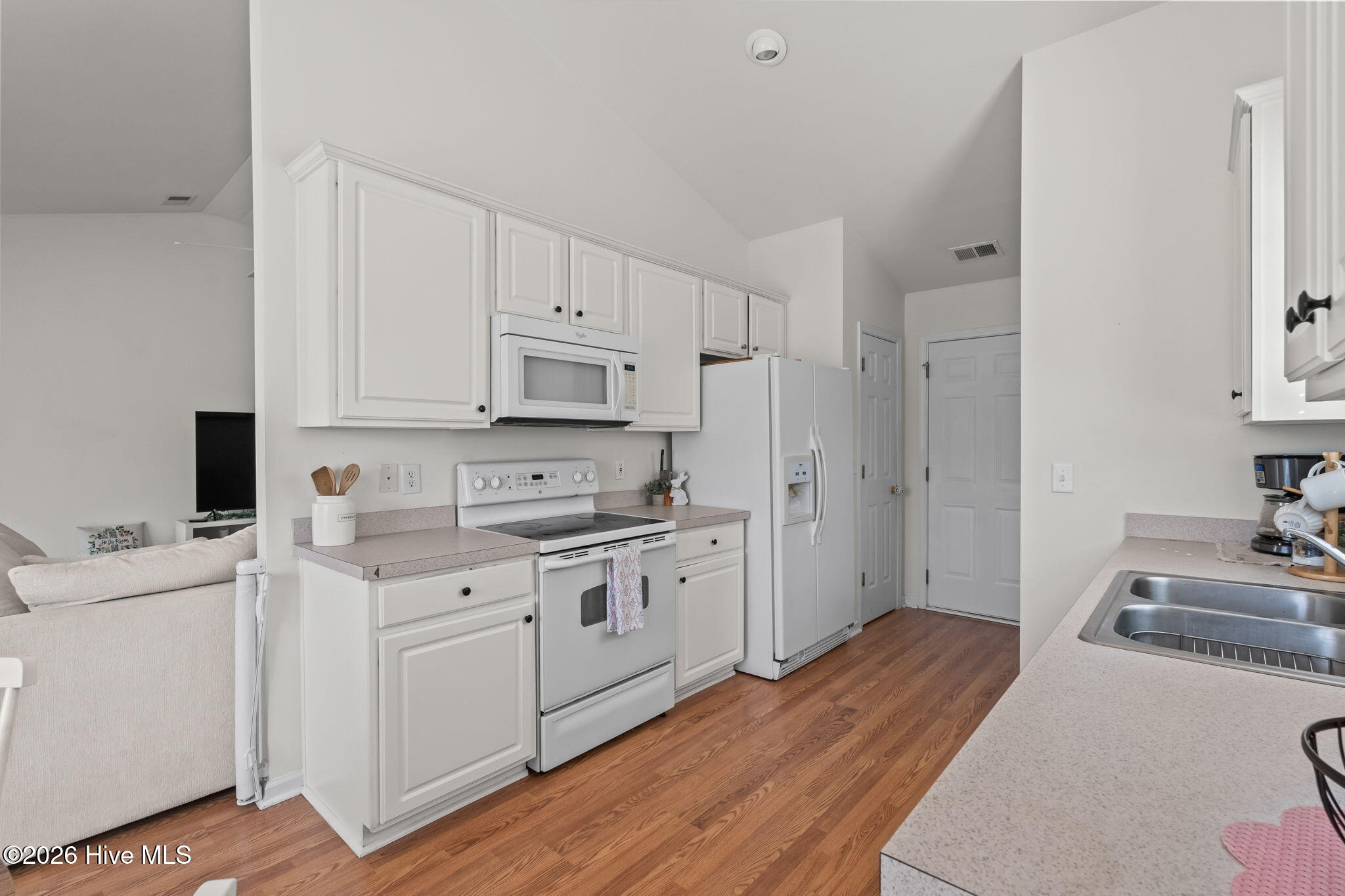 100562407 | Photo 11