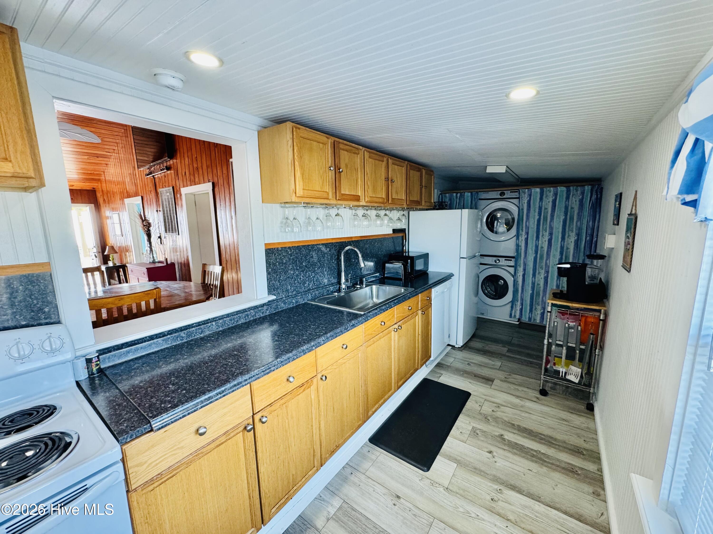 100548859 | Photo 12