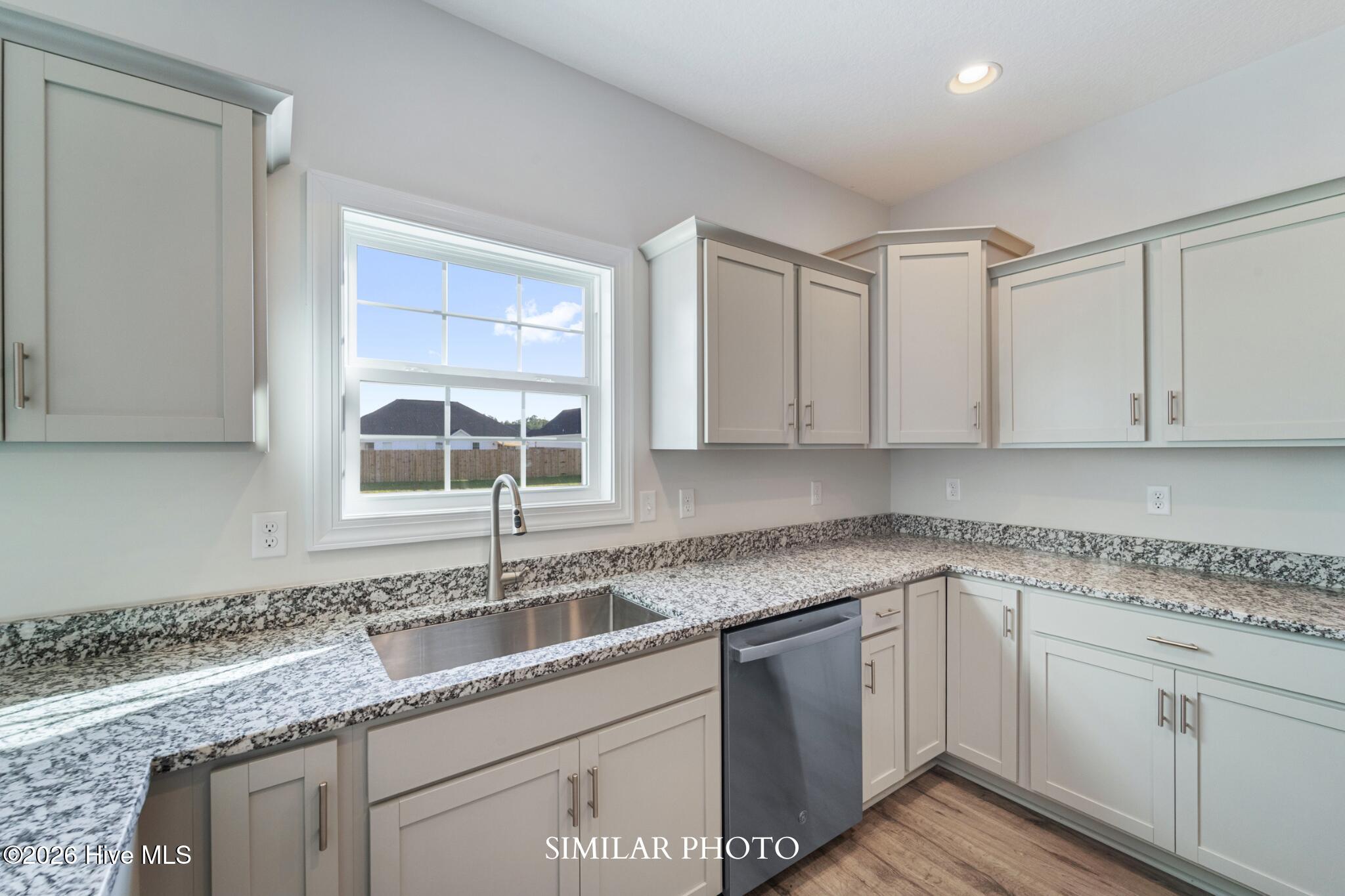 100561558 | Photo 17