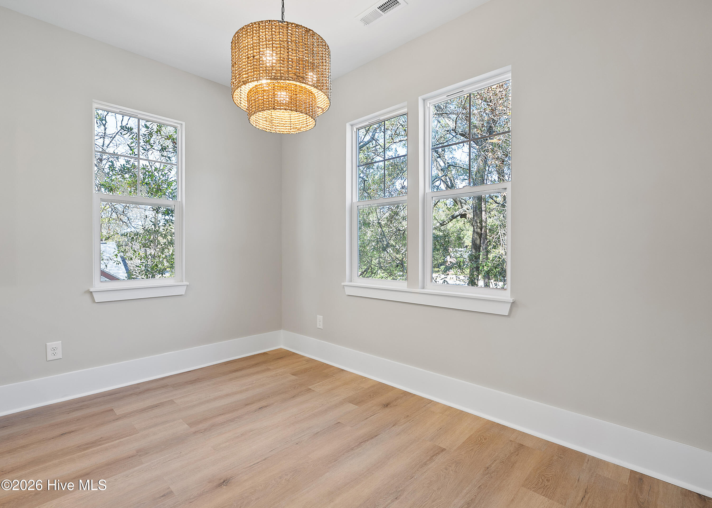 100566286 | Photo 24