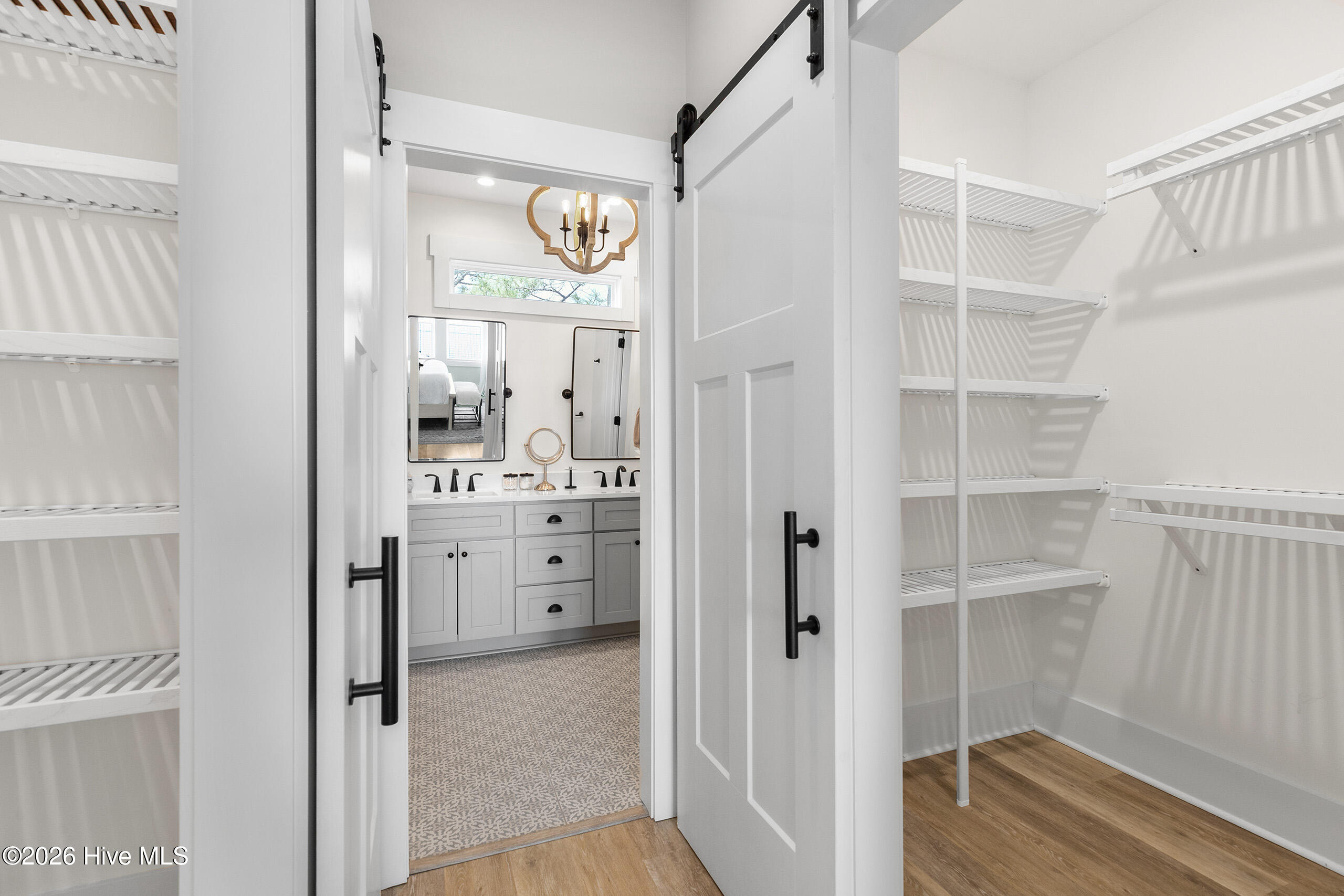 100562975 | Photo 39