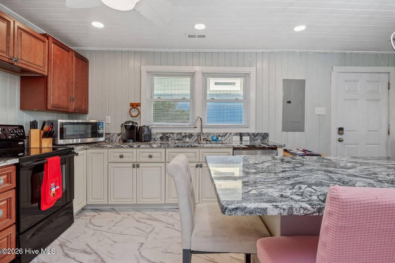 100561729 | Photo 14