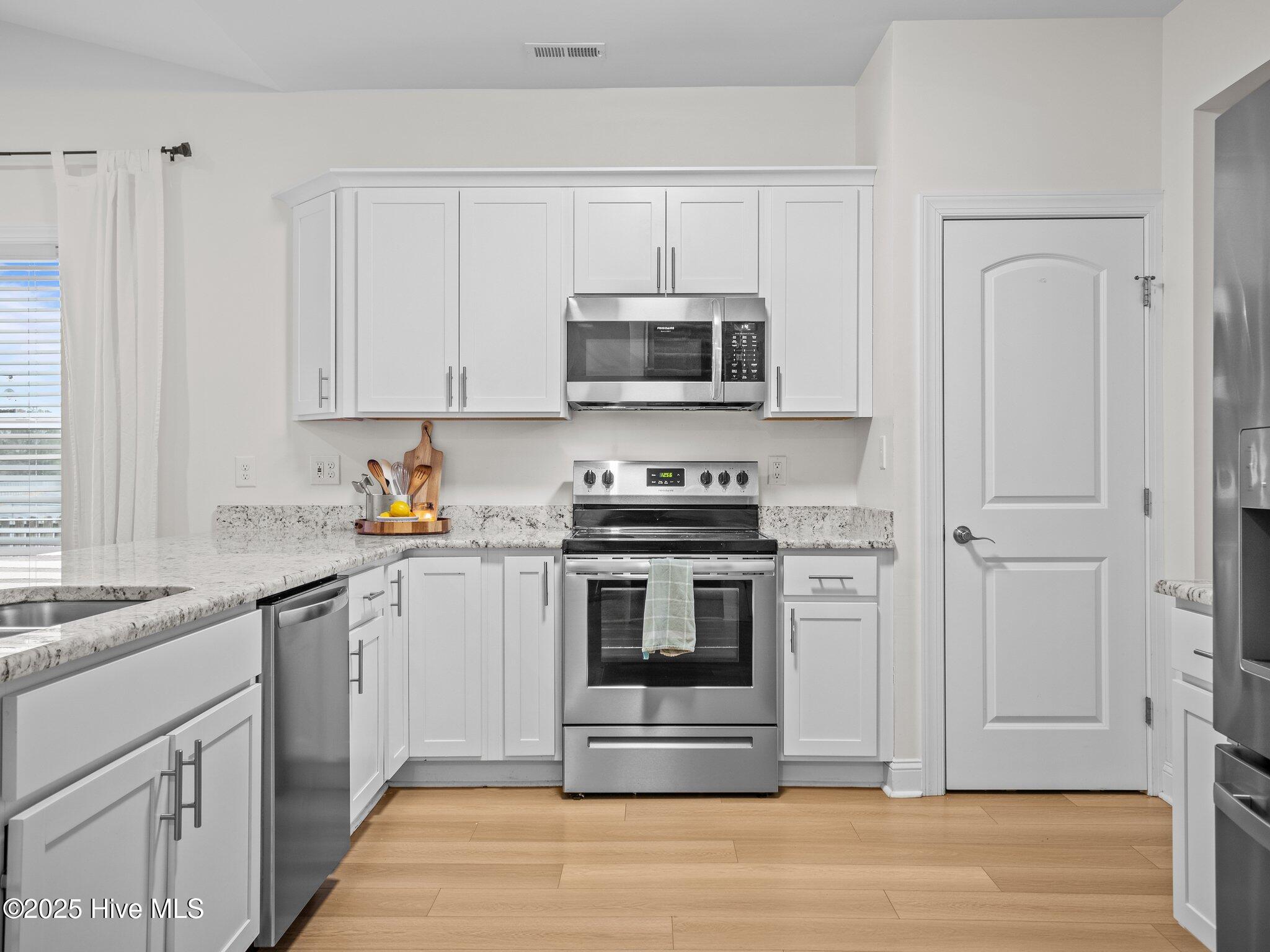 100565720 | Photo 24