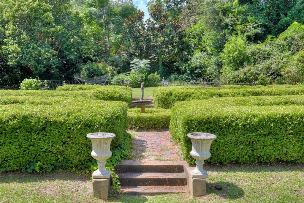 Entrance to Boxwood Gardens