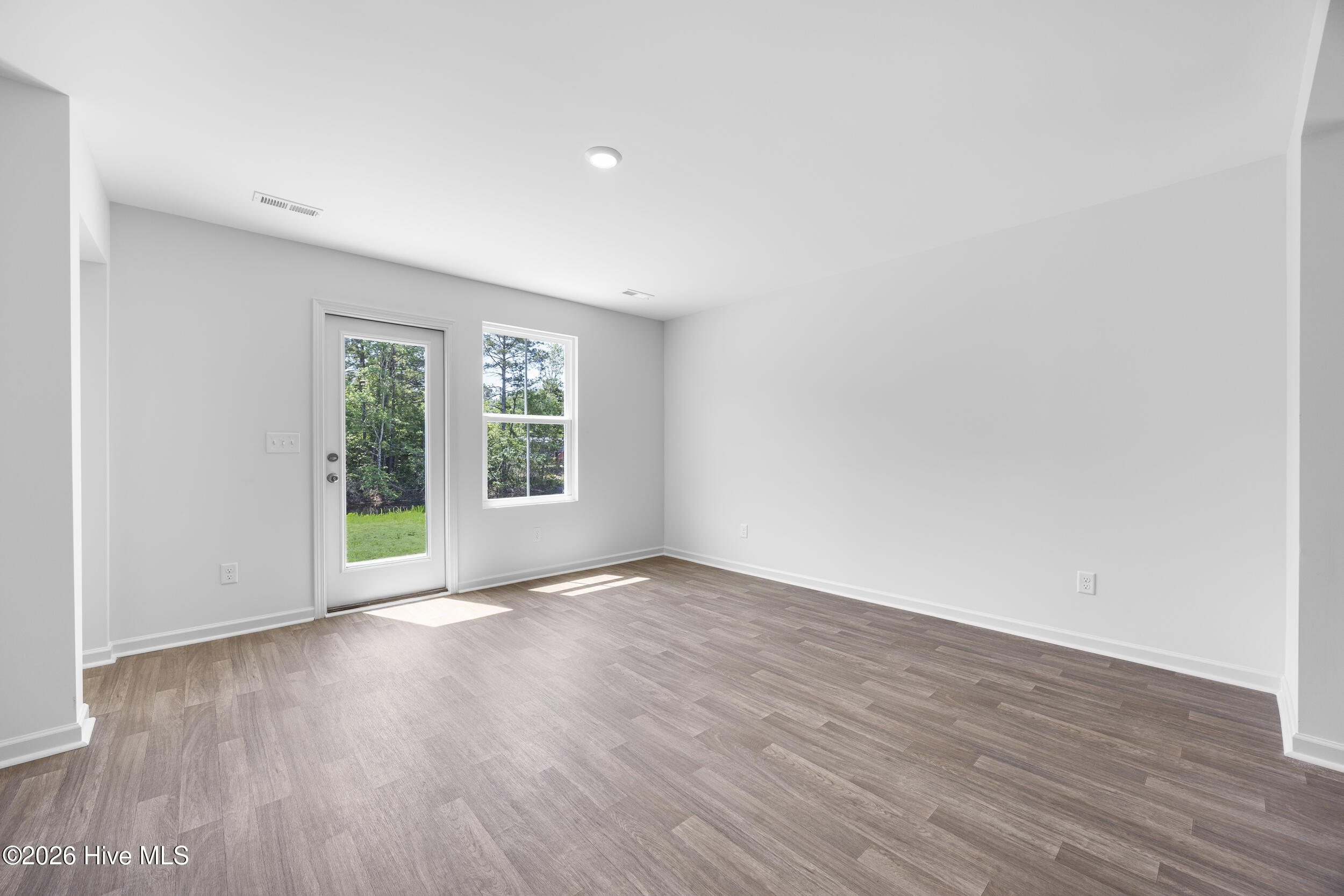 100570038 | Photo 10