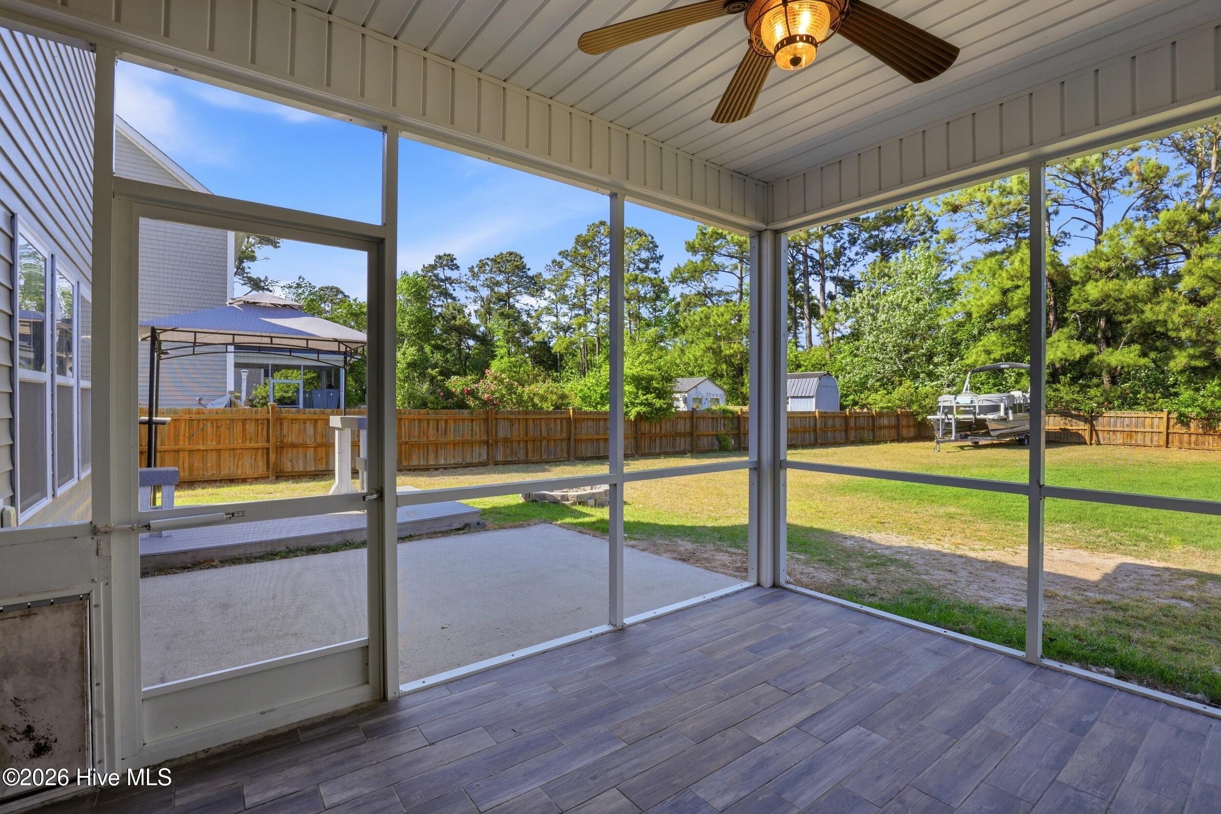 100569352 | Photo 51