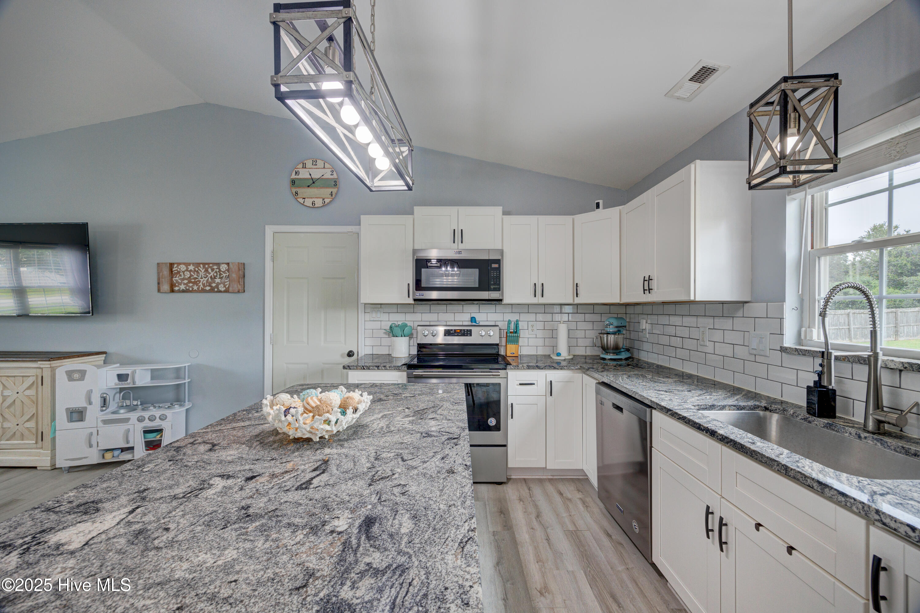 100561437 | Photo 15