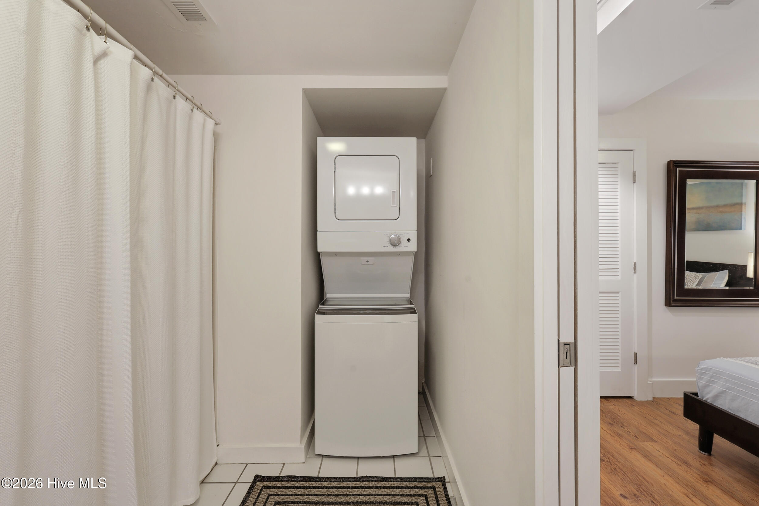 100561300 | Photo 57