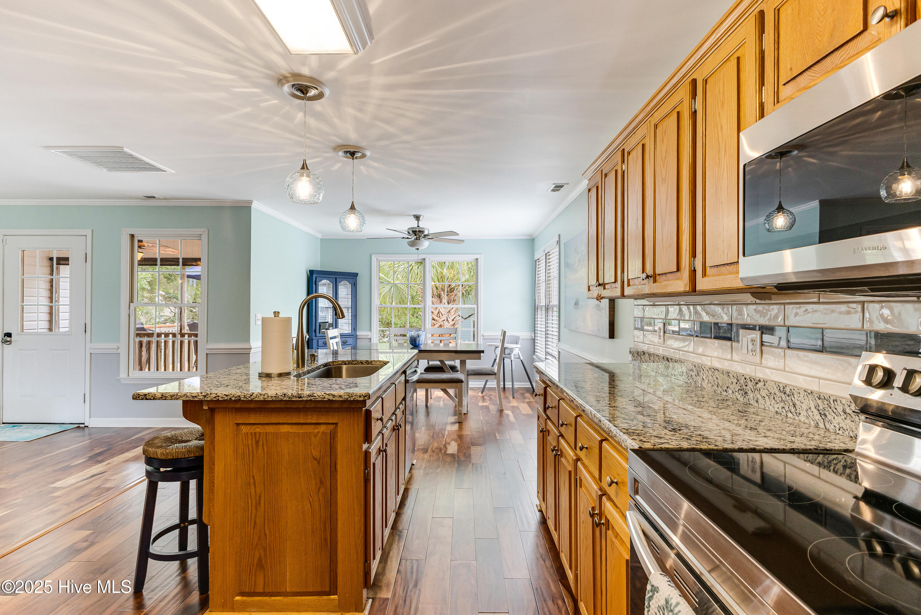 100523594 | Photo 11