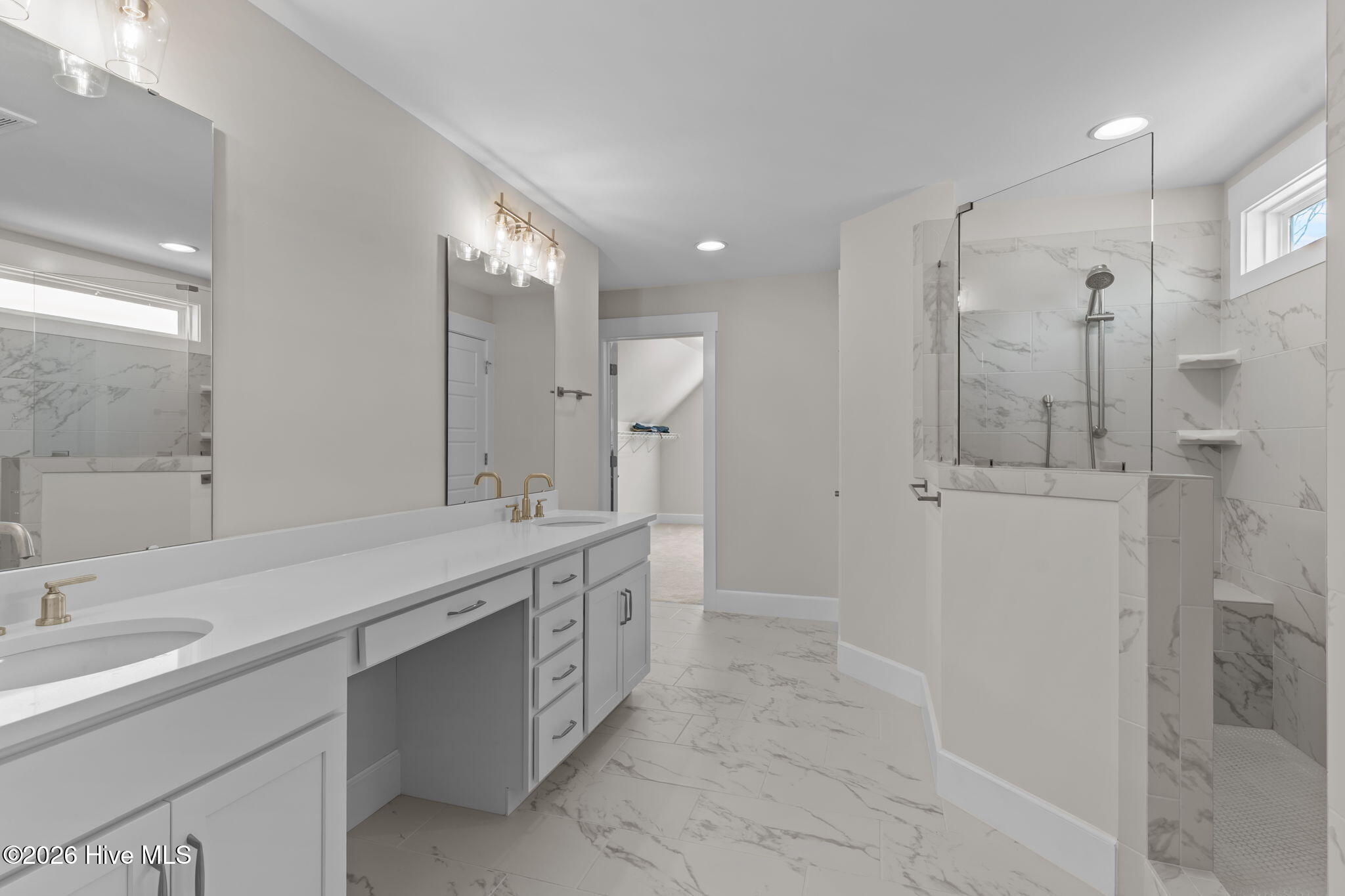 100555424 | Photo 35