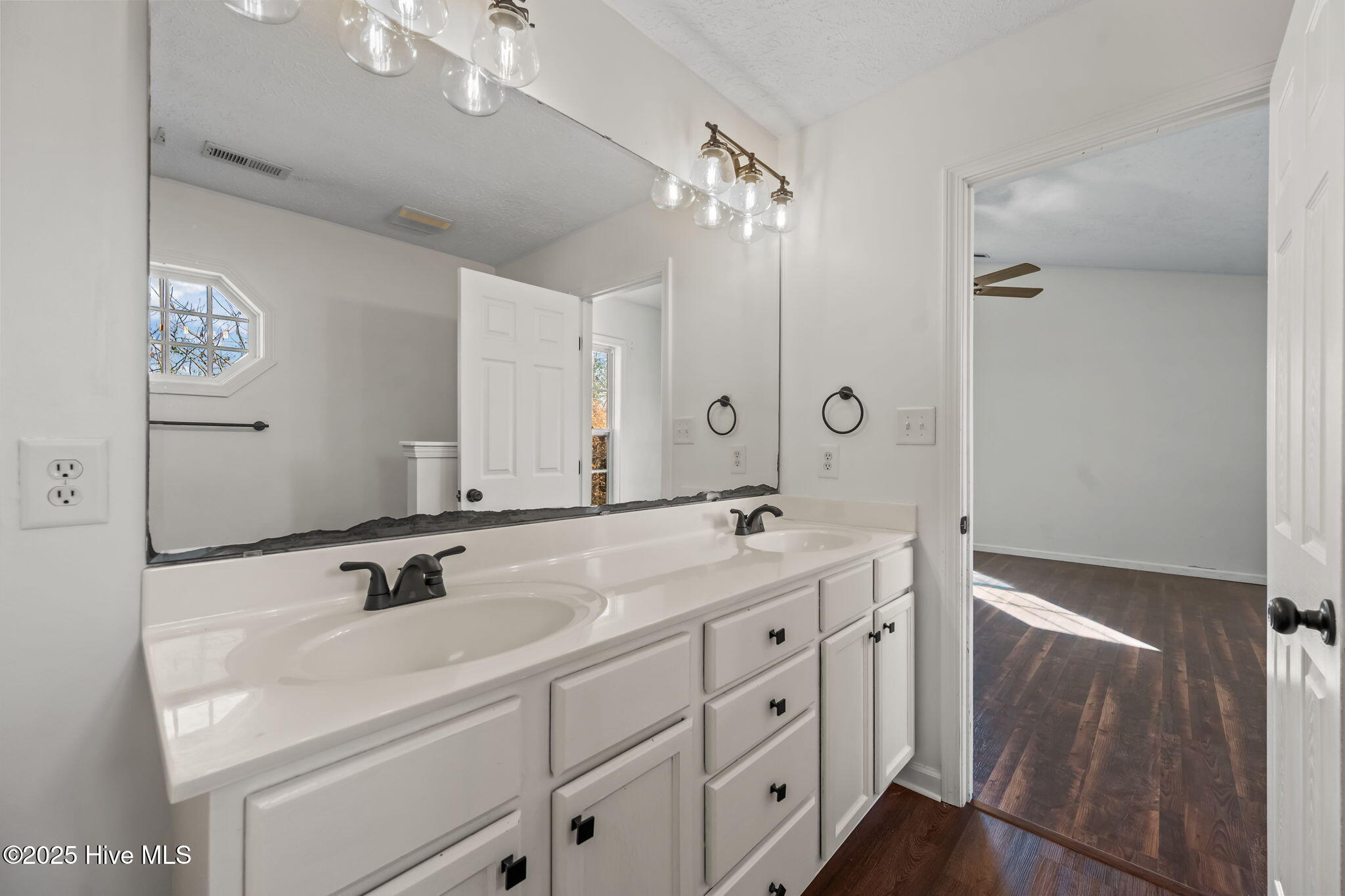 100546746 | Photo 30