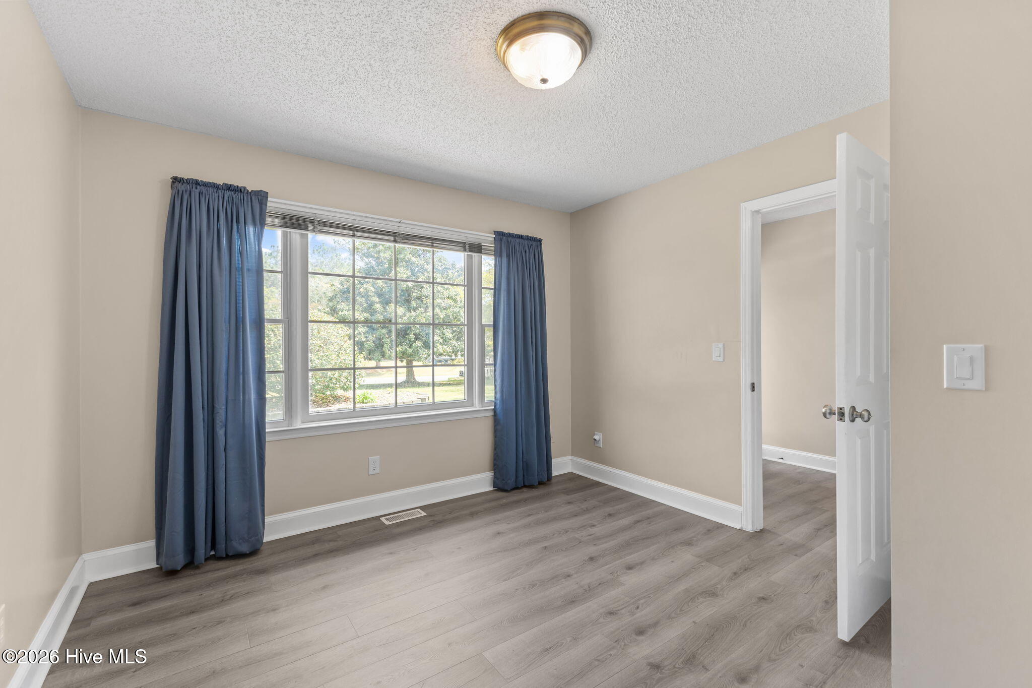 100566474 | Photo 37