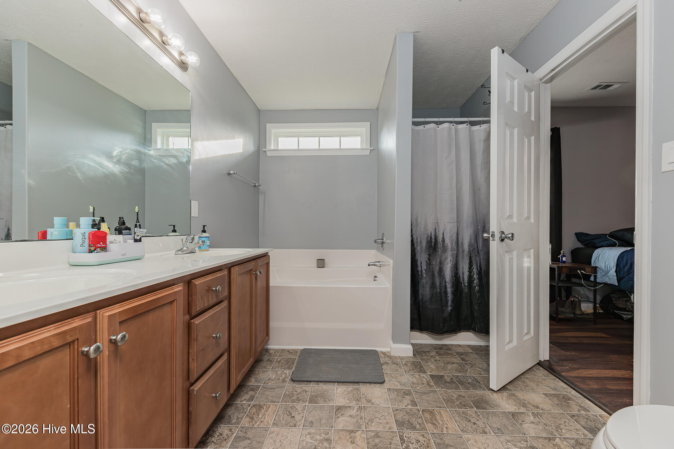 100561877 | Photo 22