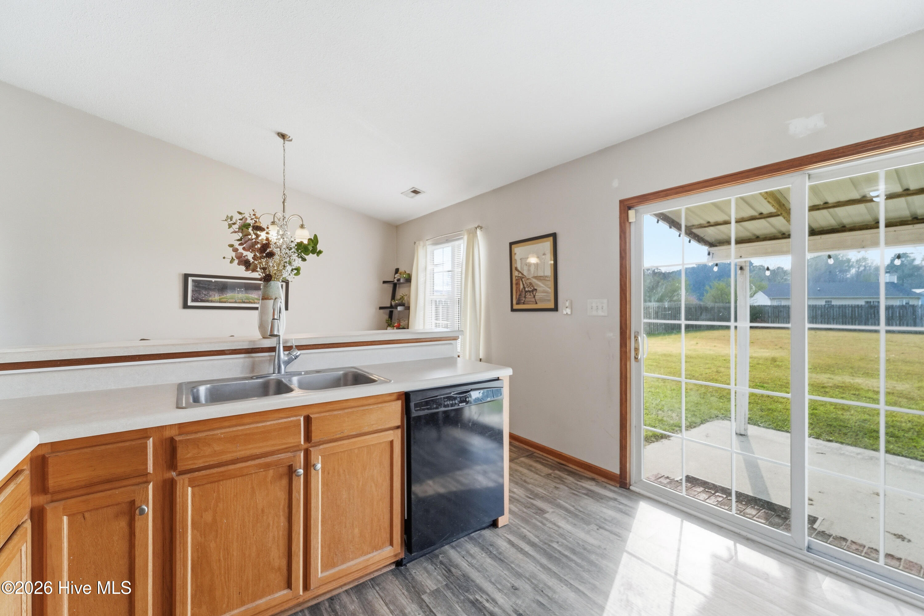 100562378 | Photo 23