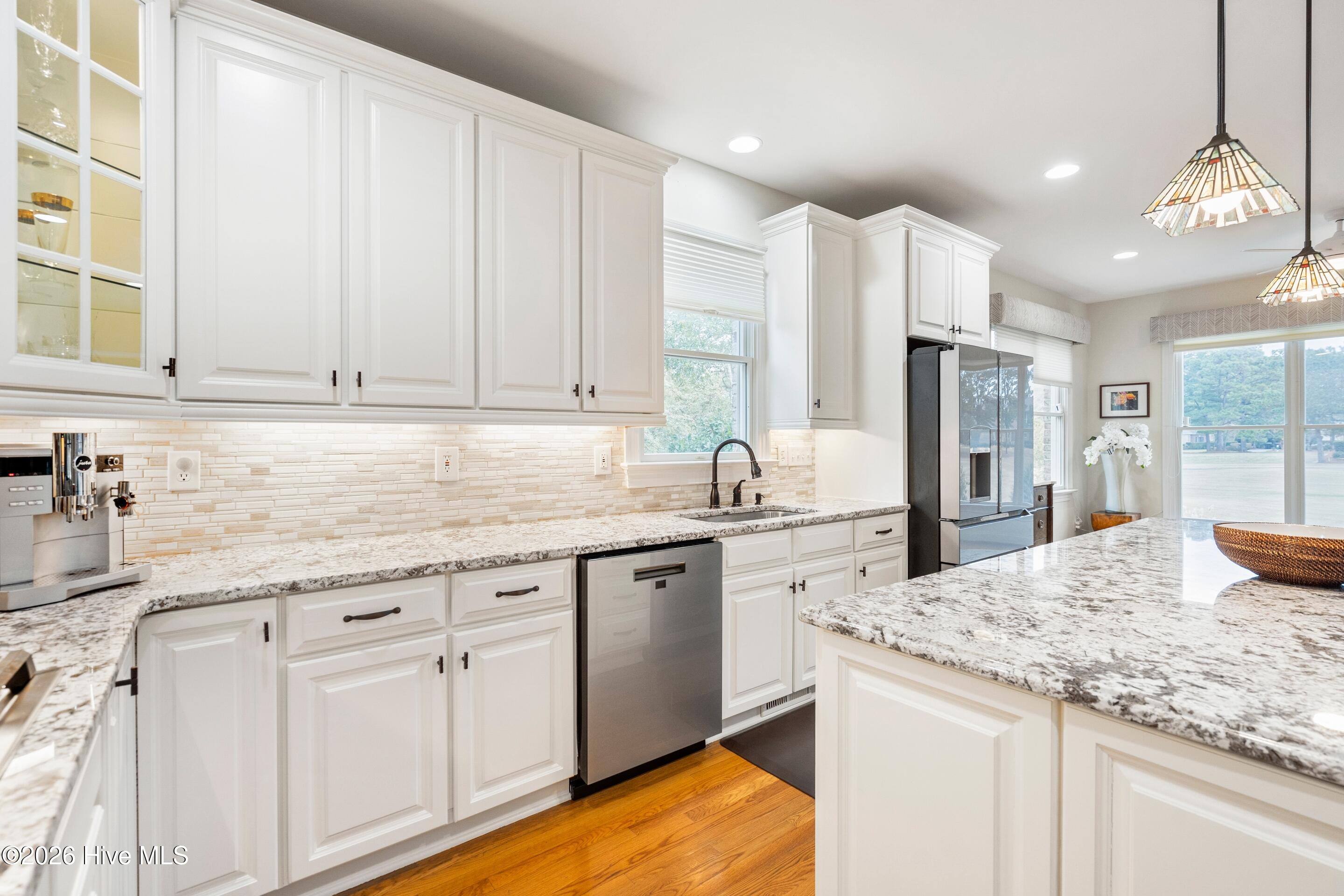 100548933 | Photo 23