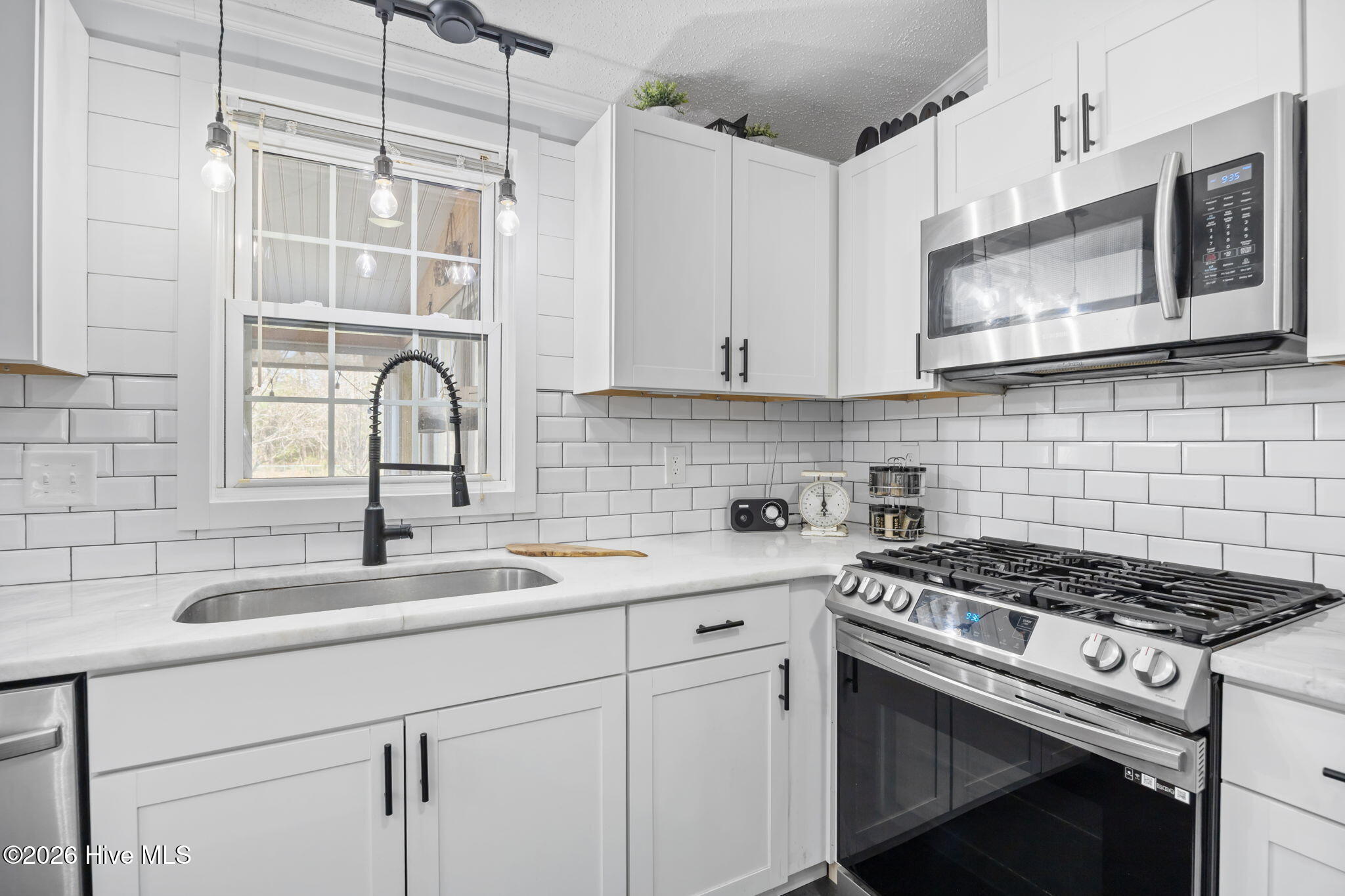 100560111 | Photo 18