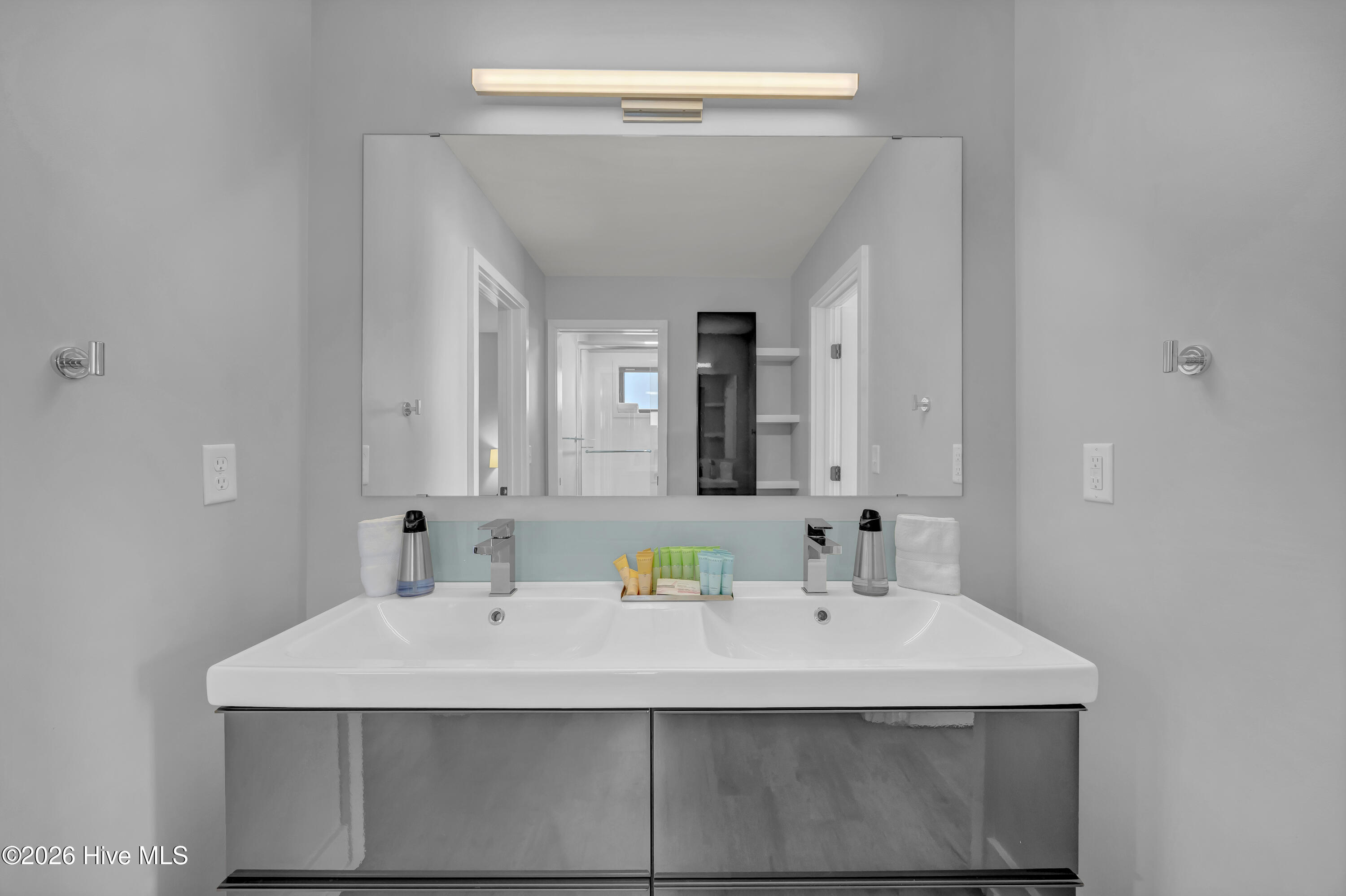 100565280 | Photo 77