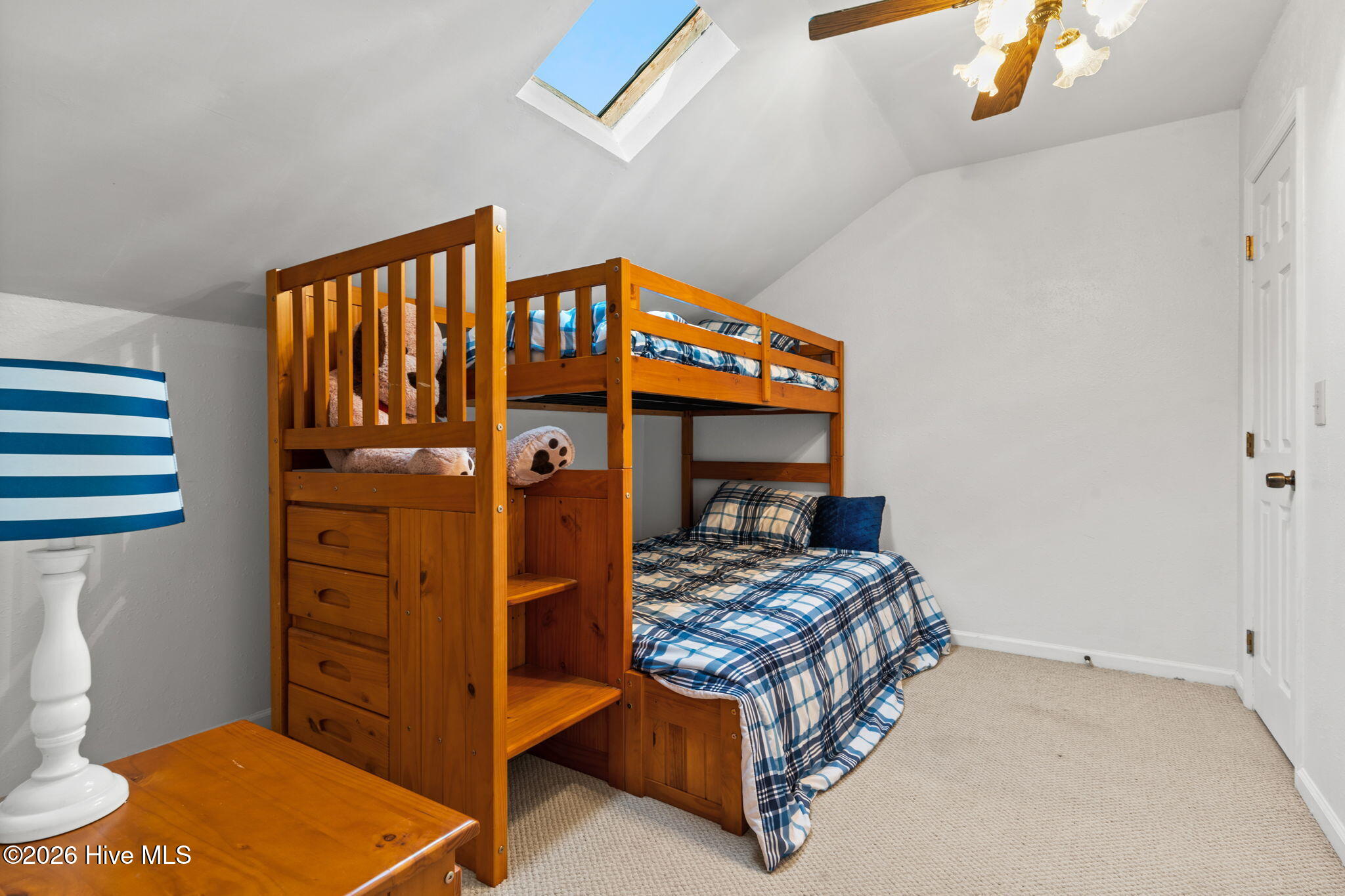 100548707 | Photo 35