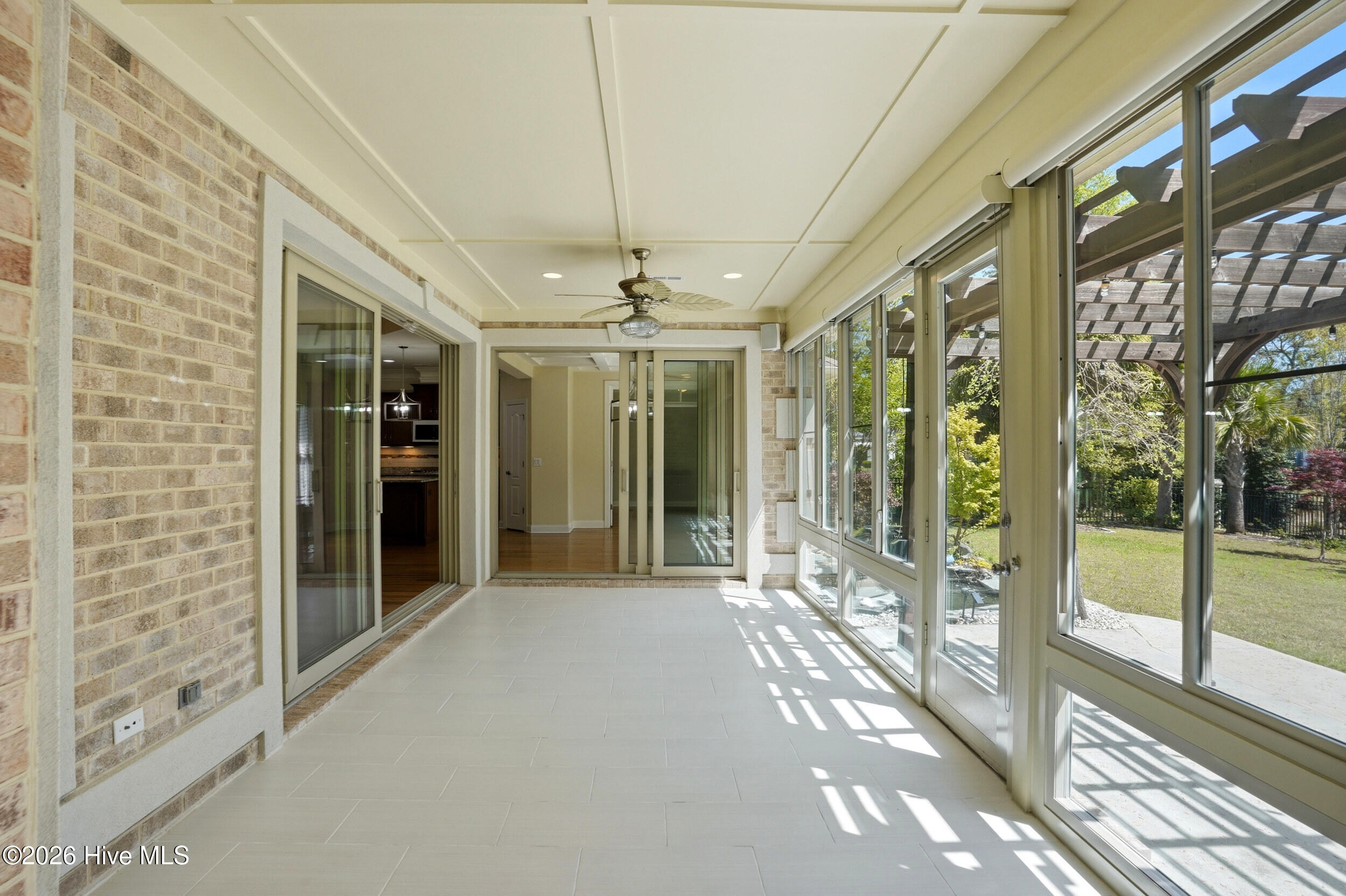 100567048 | Photo 35