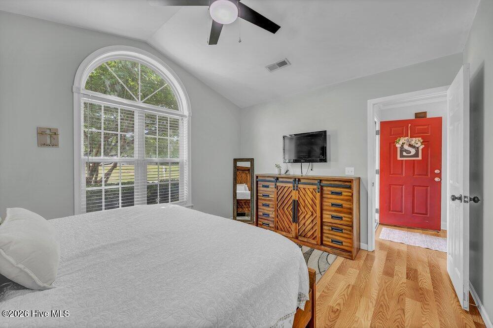 100570589 | Photo 14