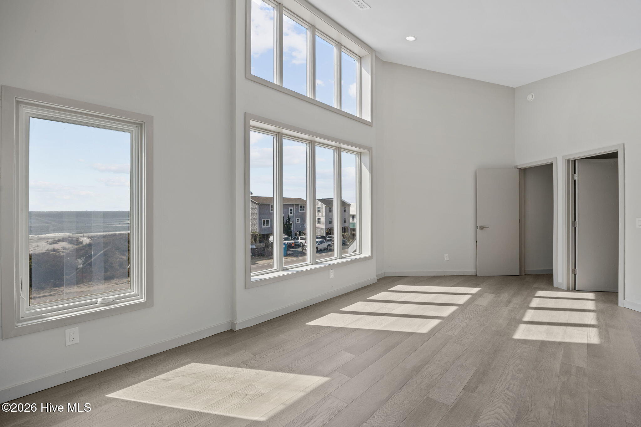 100557816 | Photo 48