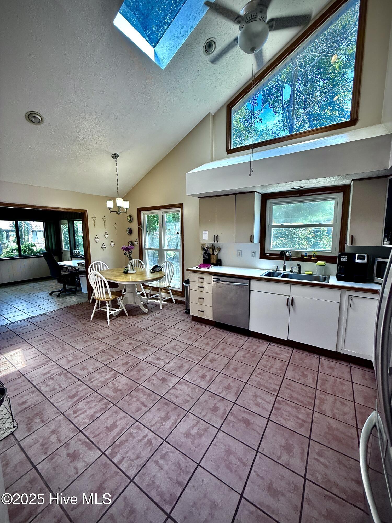 100518728 | Photo 30